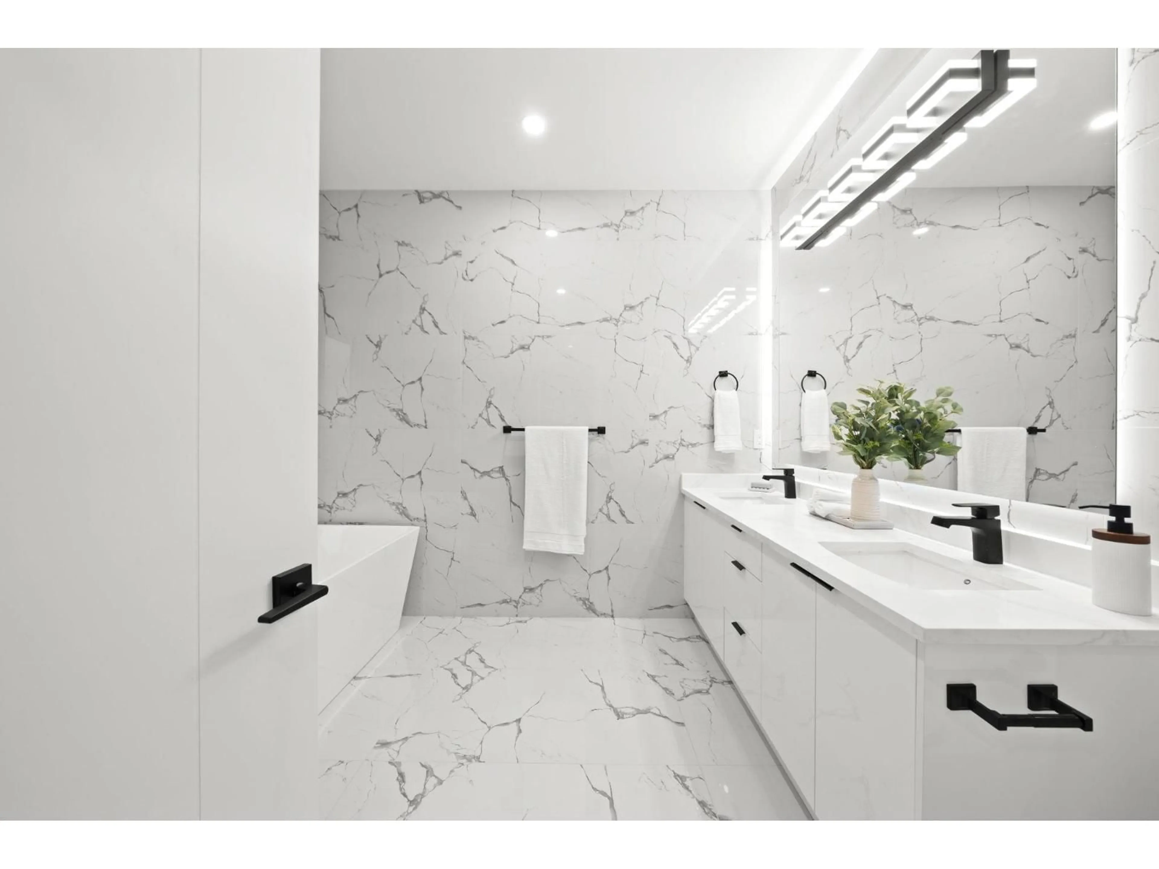 Contemporary bathroom, ceramic/tile floor for 16935 0A AVENUE, Surrey British Columbia V3Z9N8