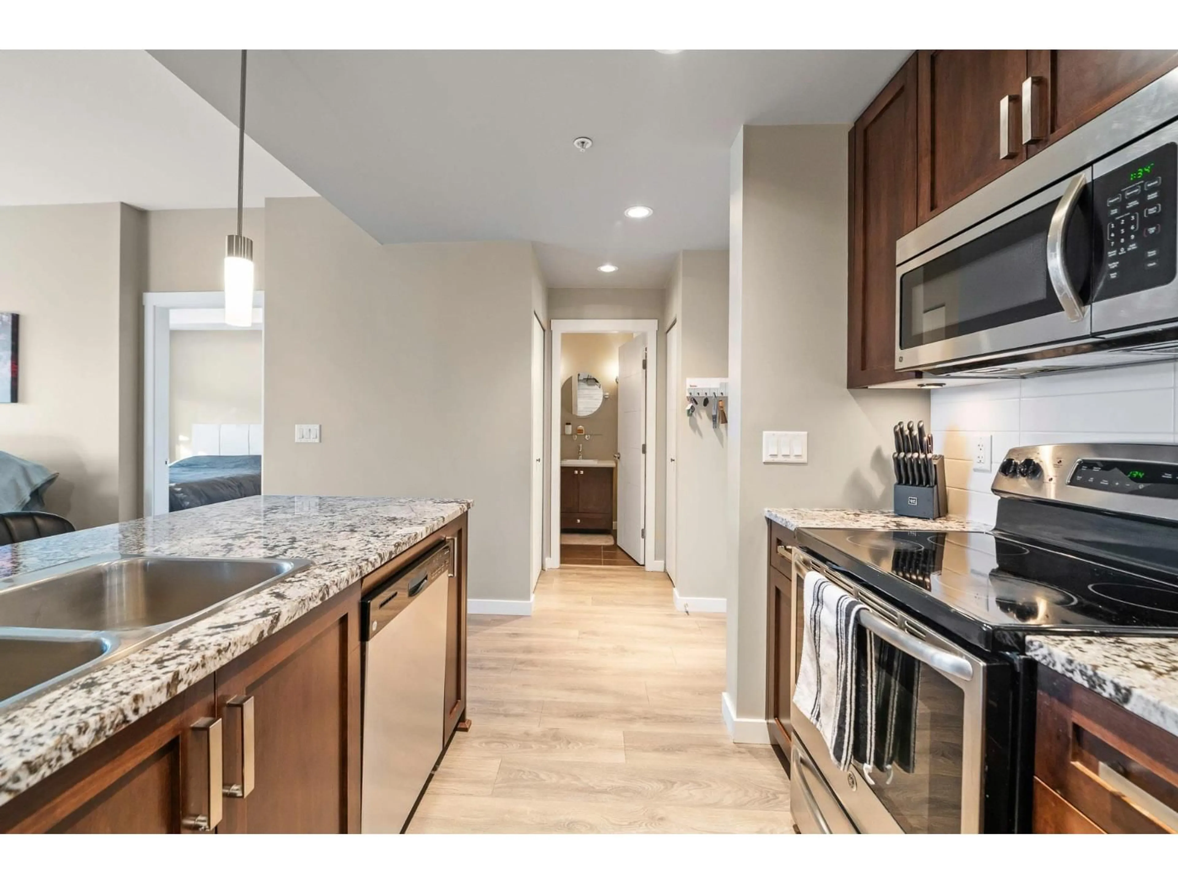 Open concept kitchen, unknown for 209 - 2238 WHATCOM ROAD, Abbotsford British Columbia V3G0E6