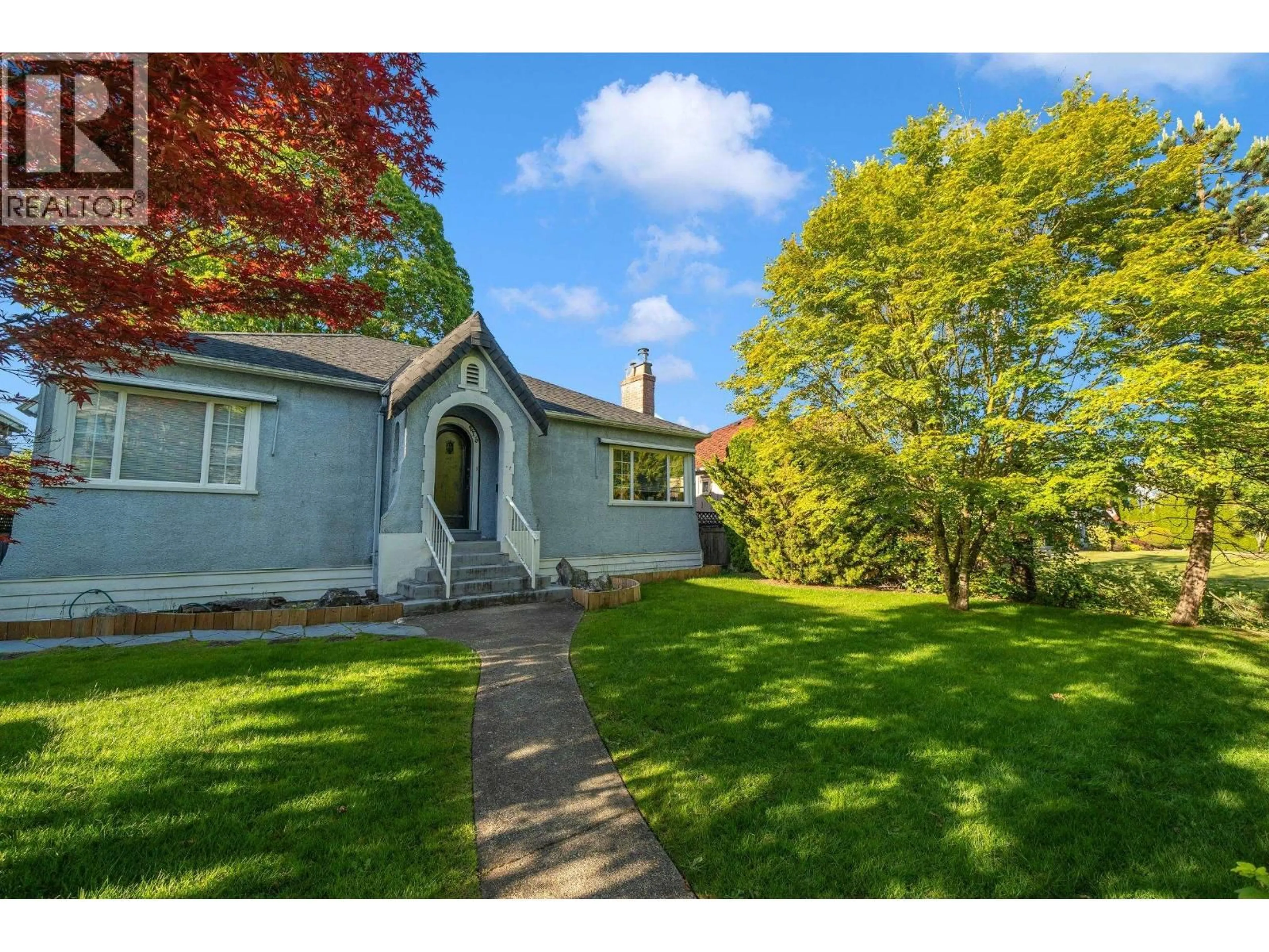 A pic from outside/outdoor area/front of a property/back of a property/a pic from drone, street for 275 KING EDWARD AVENUE, Vancouver British Columbia V6J1A3