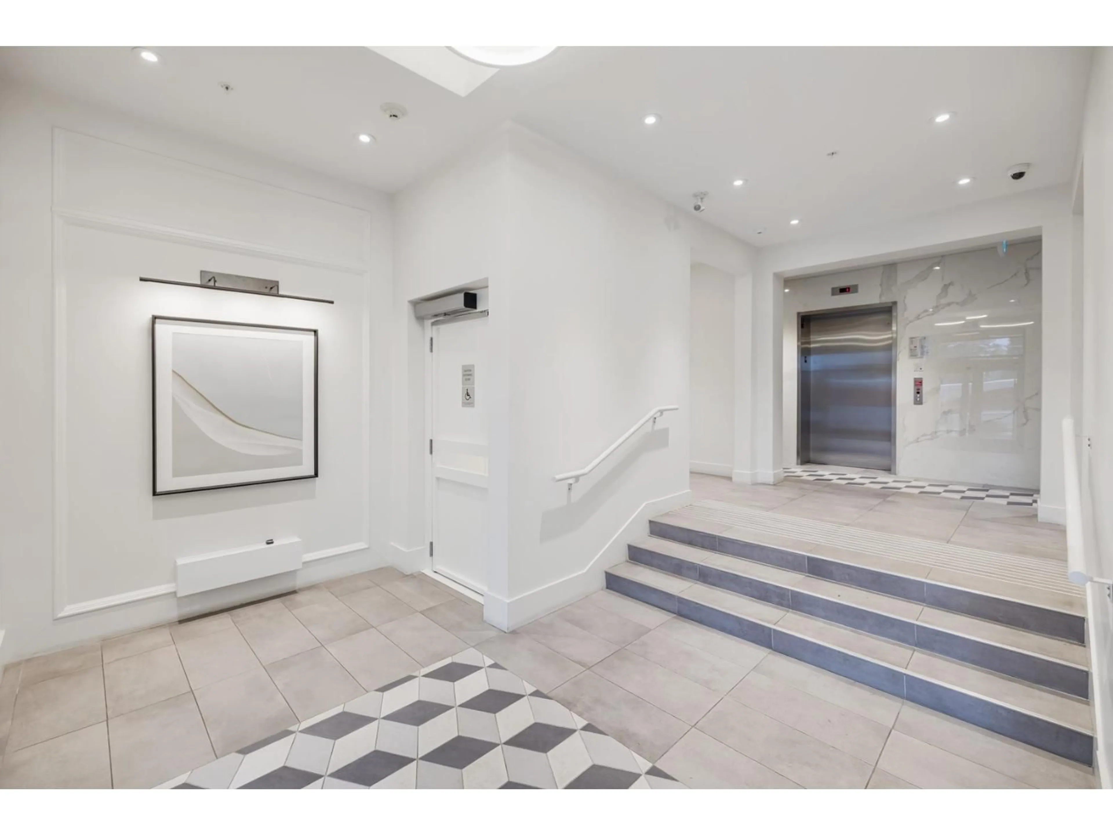 Indoor foyer for 306 - 13929 105 BOULEVARD, Surrey British Columbia V3T0R5