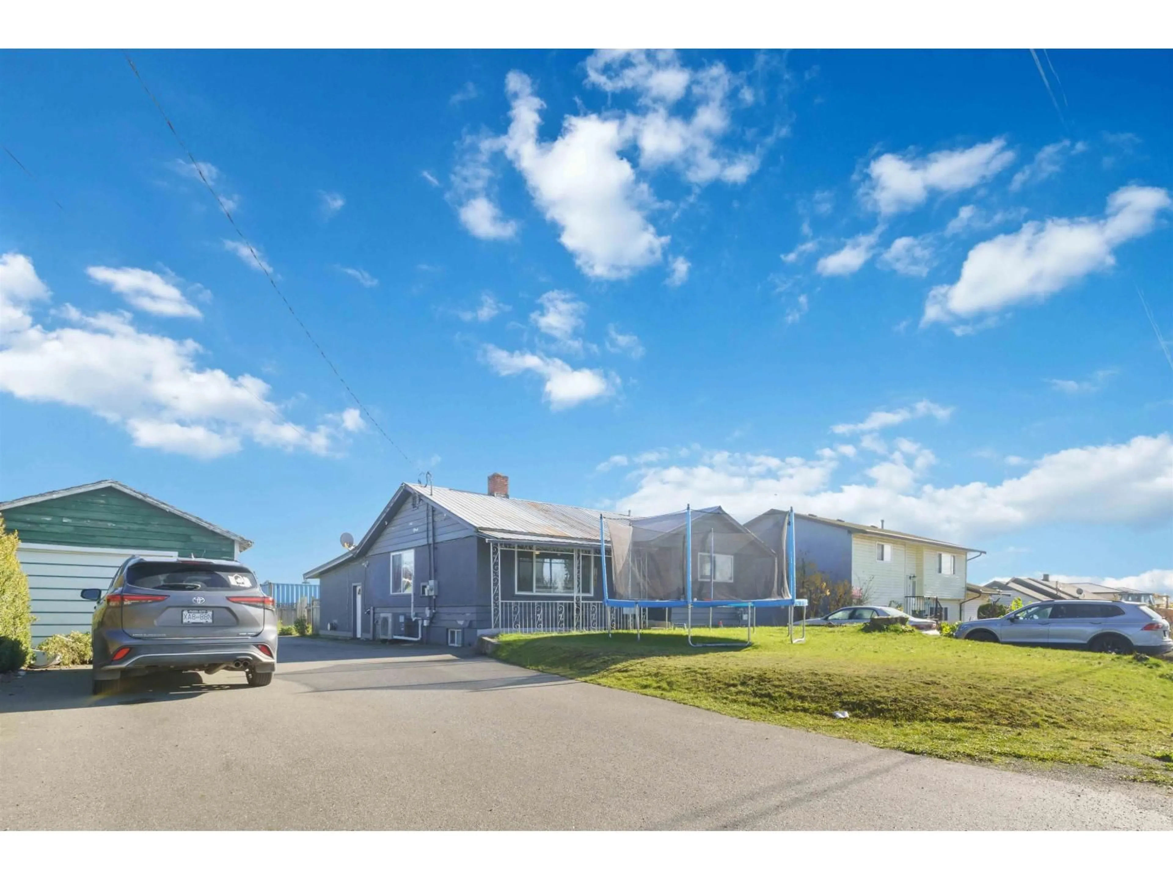 A pic from outside/outdoor area/front of a property/back of a property/a pic from drone, building for 1860 QUEEN STREET, Abbotsford British Columbia V2T6J1