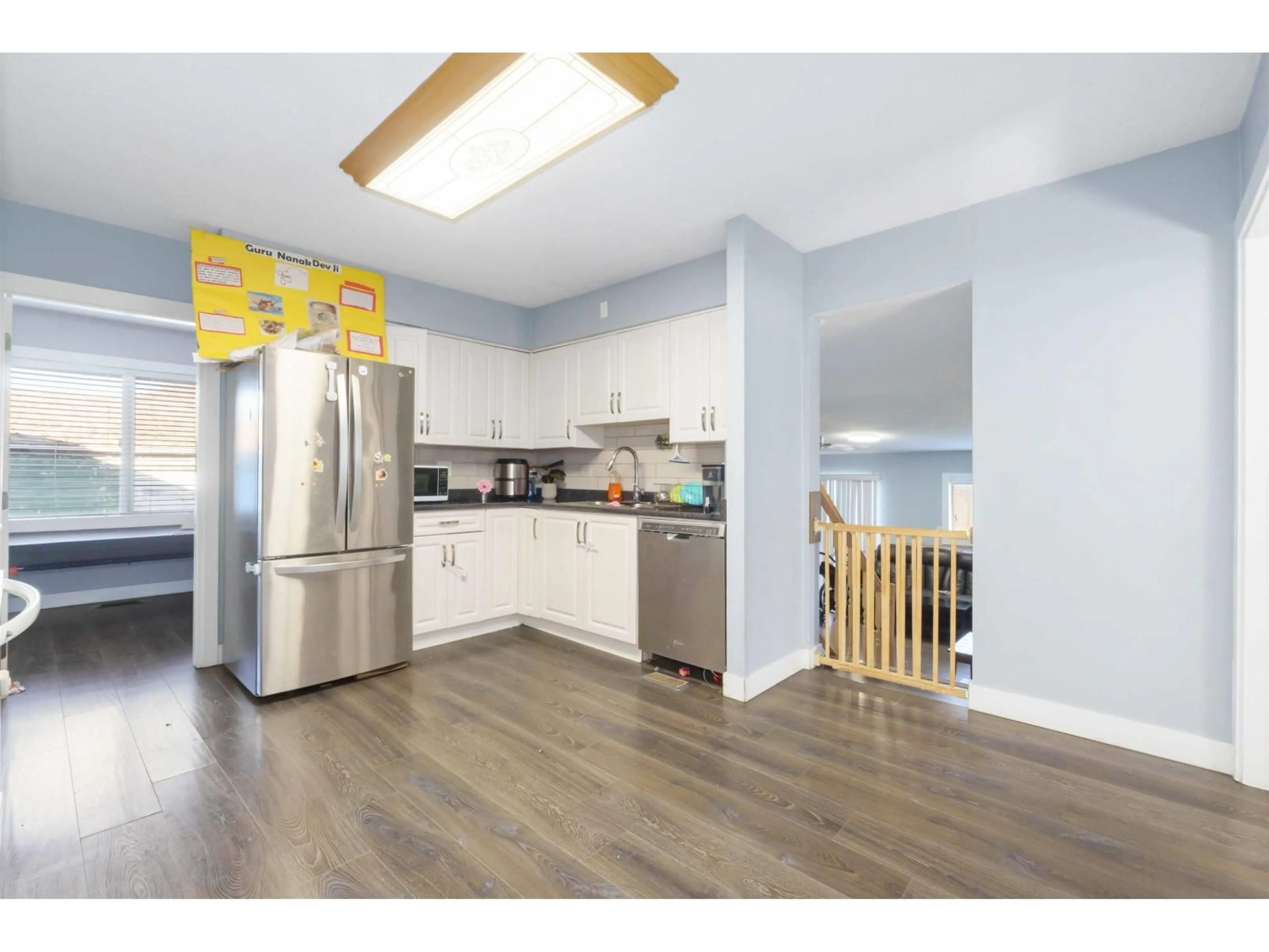 Open concept kitchen, wood/laminate floor for 1860 QUEEN STREET, Abbotsford British Columbia V2T6J1