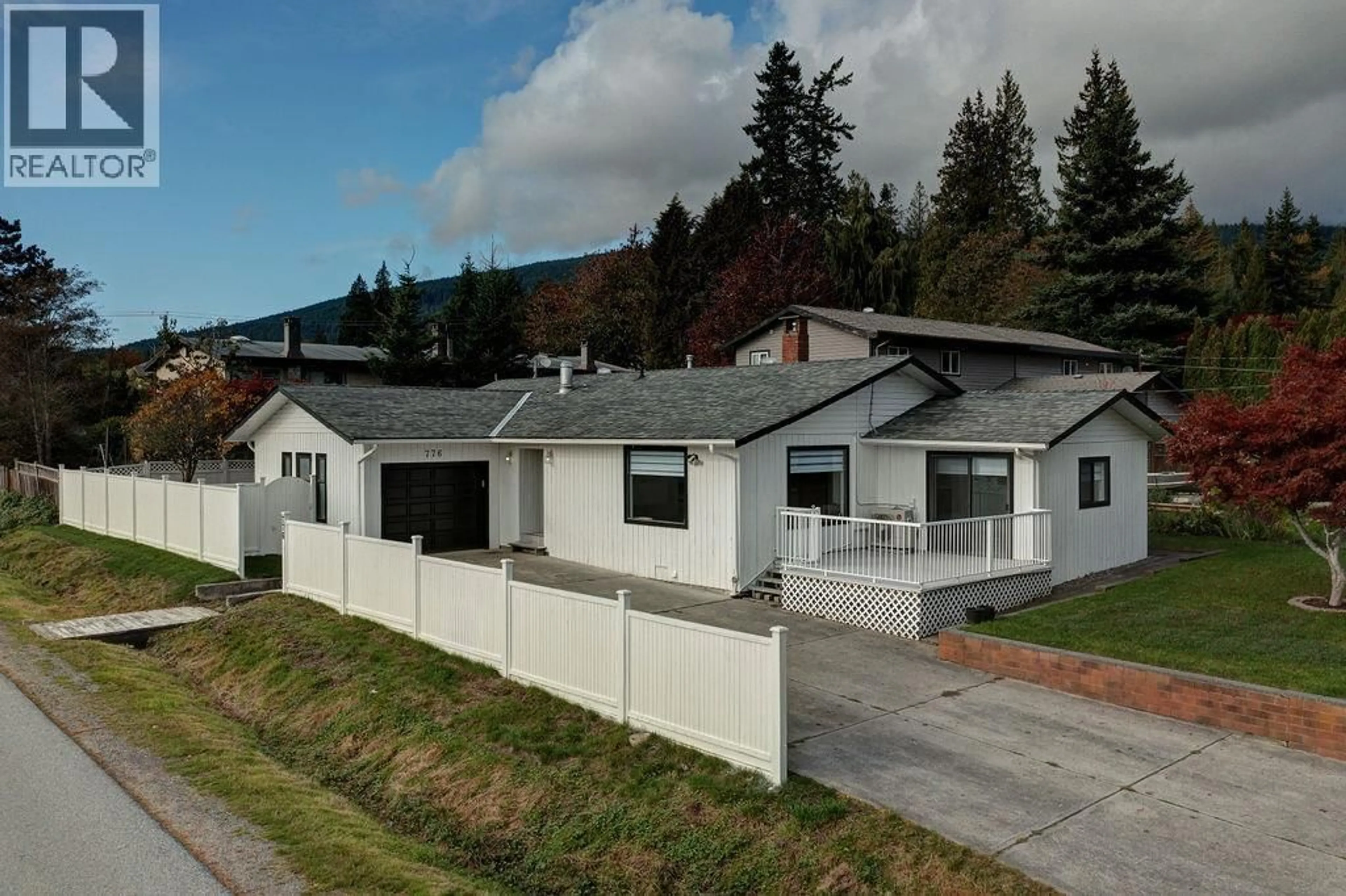 A pic from outside/outdoor area/front of a property/back of a property/a pic from drone, unknown for 776 SEACOT WAY, Gibsons British Columbia V0N1V9