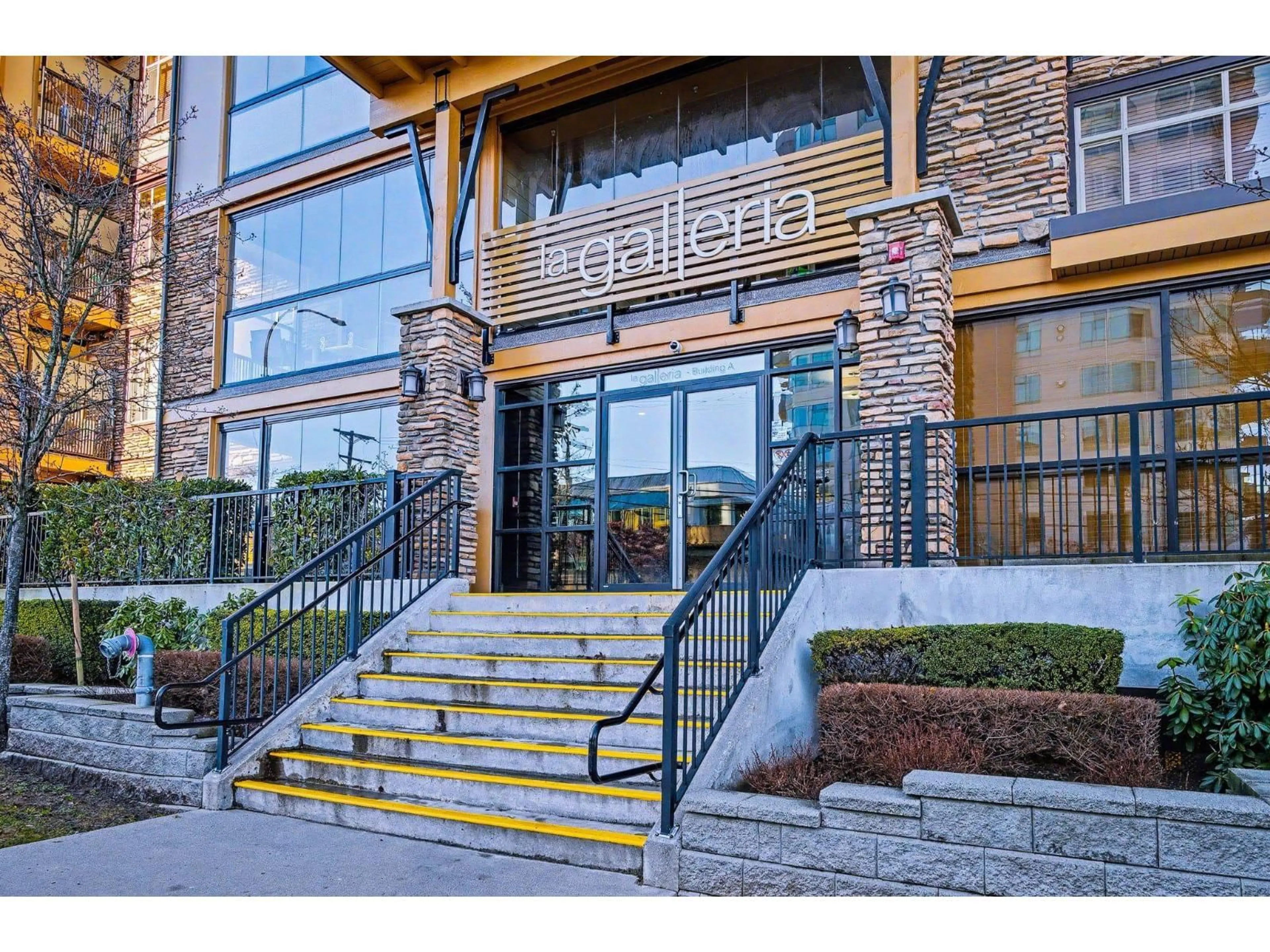 Indoor foyer for 427 - 2860 TRETHEWEY STREET, Abbotsford British Columbia V2T0G5