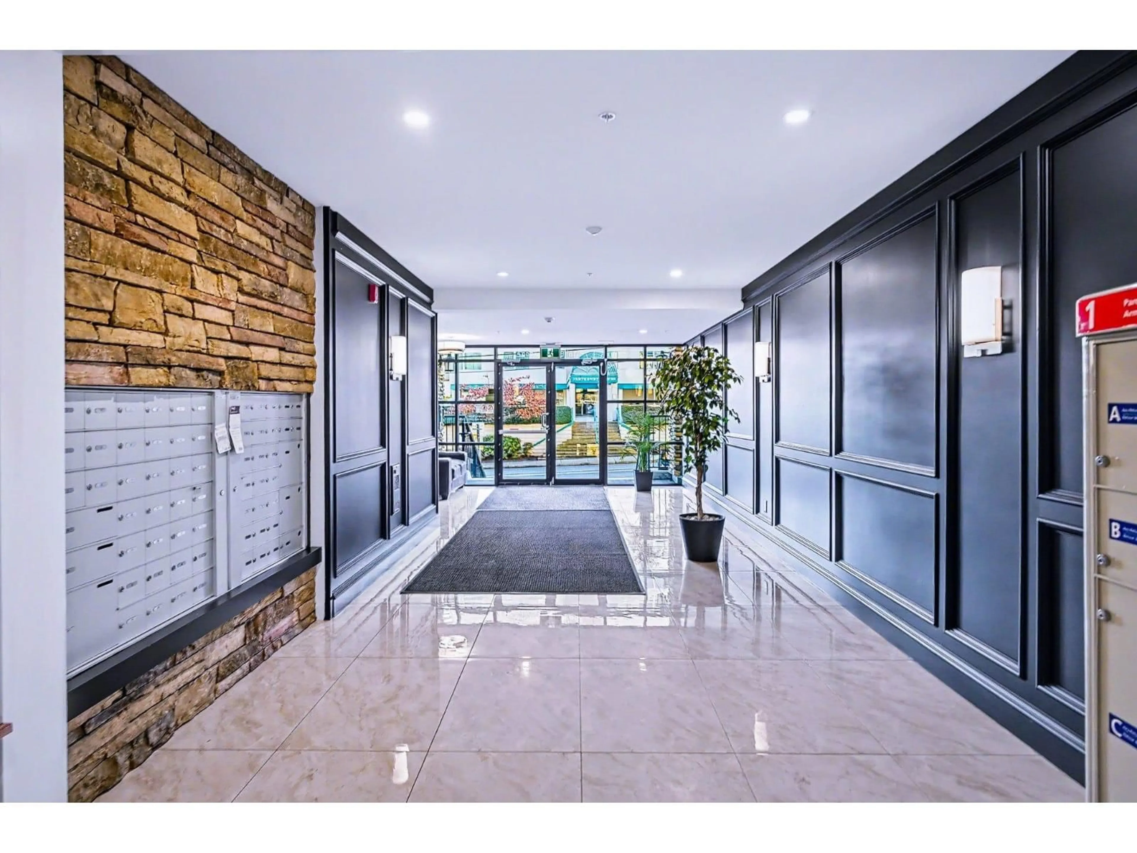 Indoor foyer for 427 - 2860 TRETHEWEY STREET, Abbotsford British Columbia V2T0G5