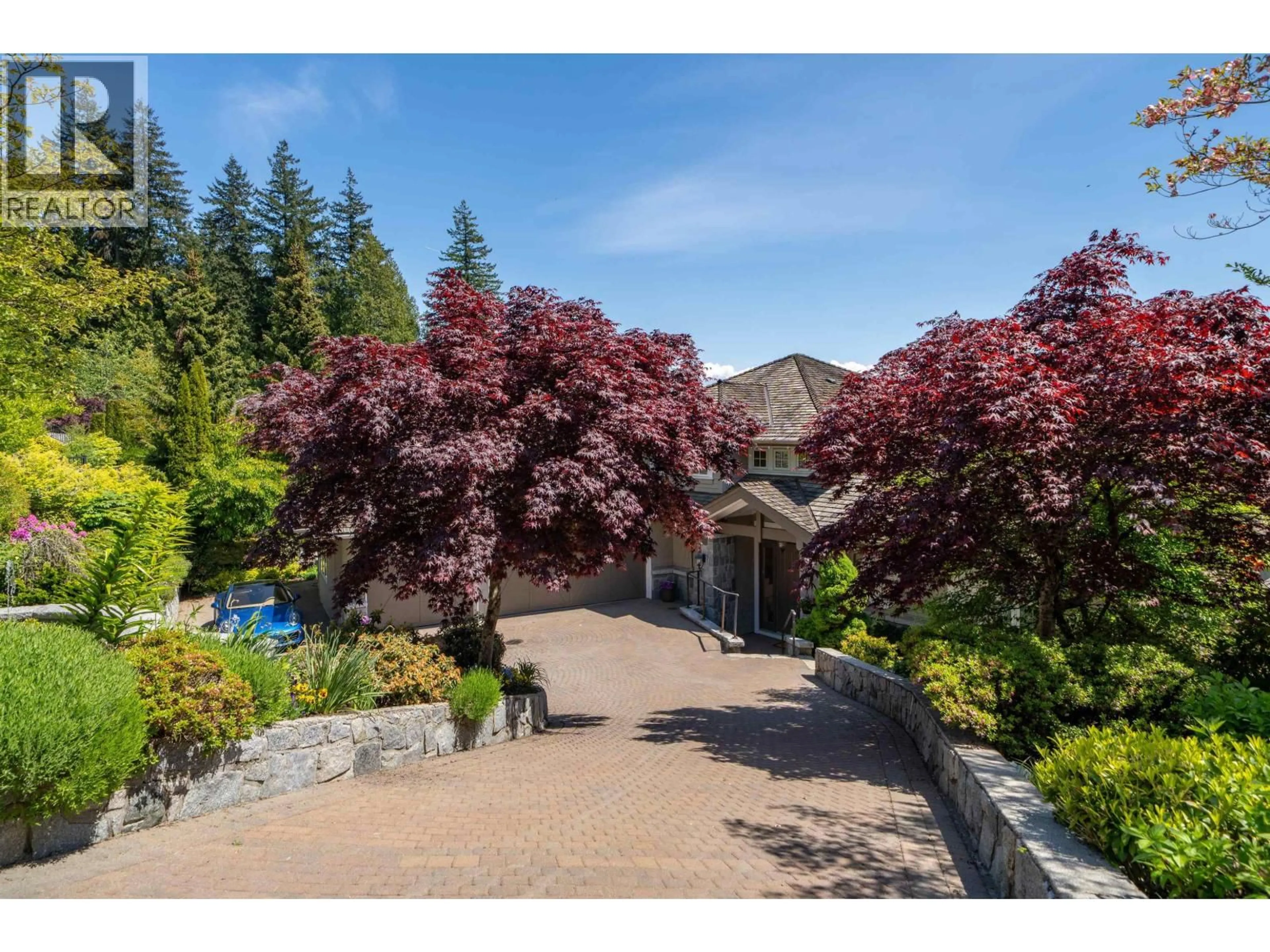 A pic from outside/outdoor area/front of a property/back of a property/a pic from drone, unknown for 2356 KADLEC COURT, West Vancouver British Columbia V7S3K3