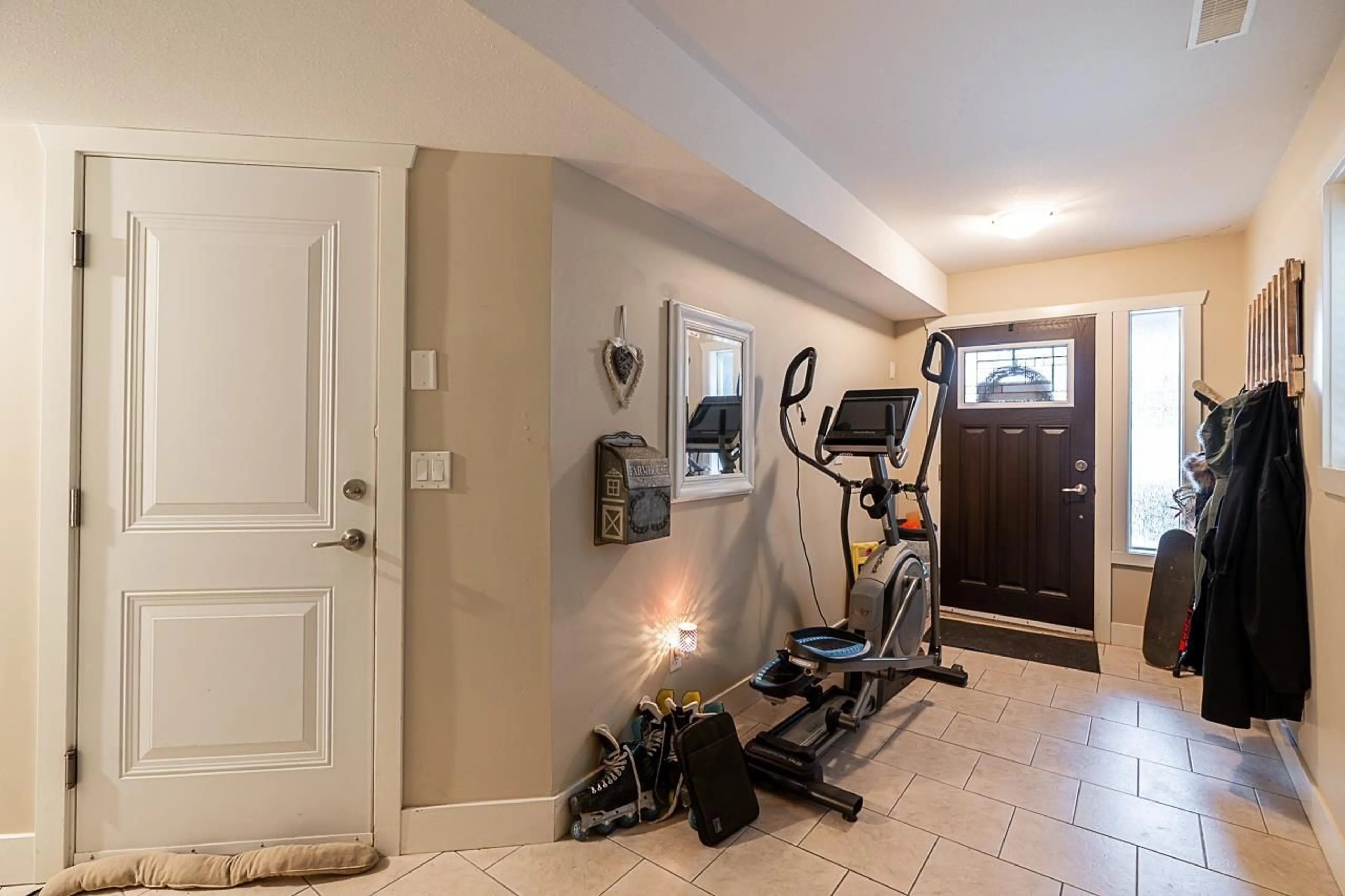 Indoor entryway for 2 - 45466 WELLS ROAD, Chilliwack British Columbia V2R1G6