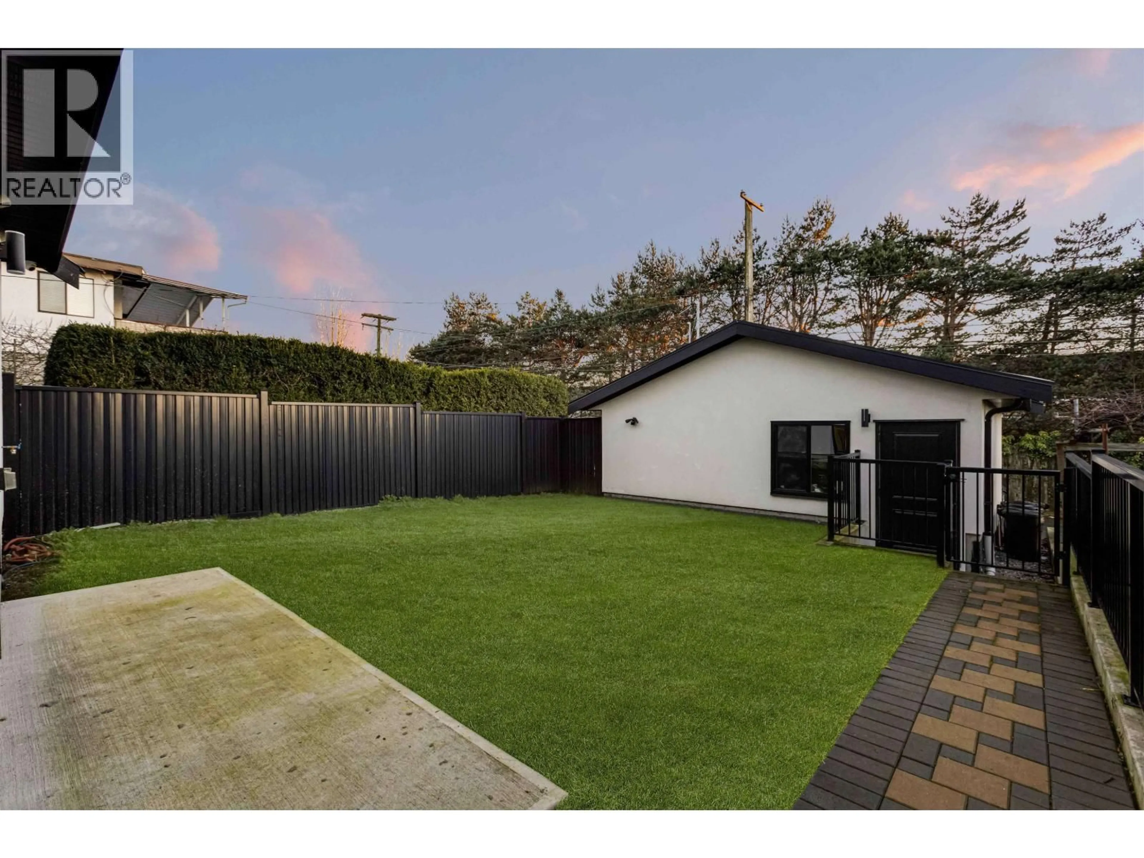 A pic from outside/outdoor area/front of a property/back of a property/a pic from drone, street for 2666 8TH AVENUE, Vancouver British Columbia V5M1W5