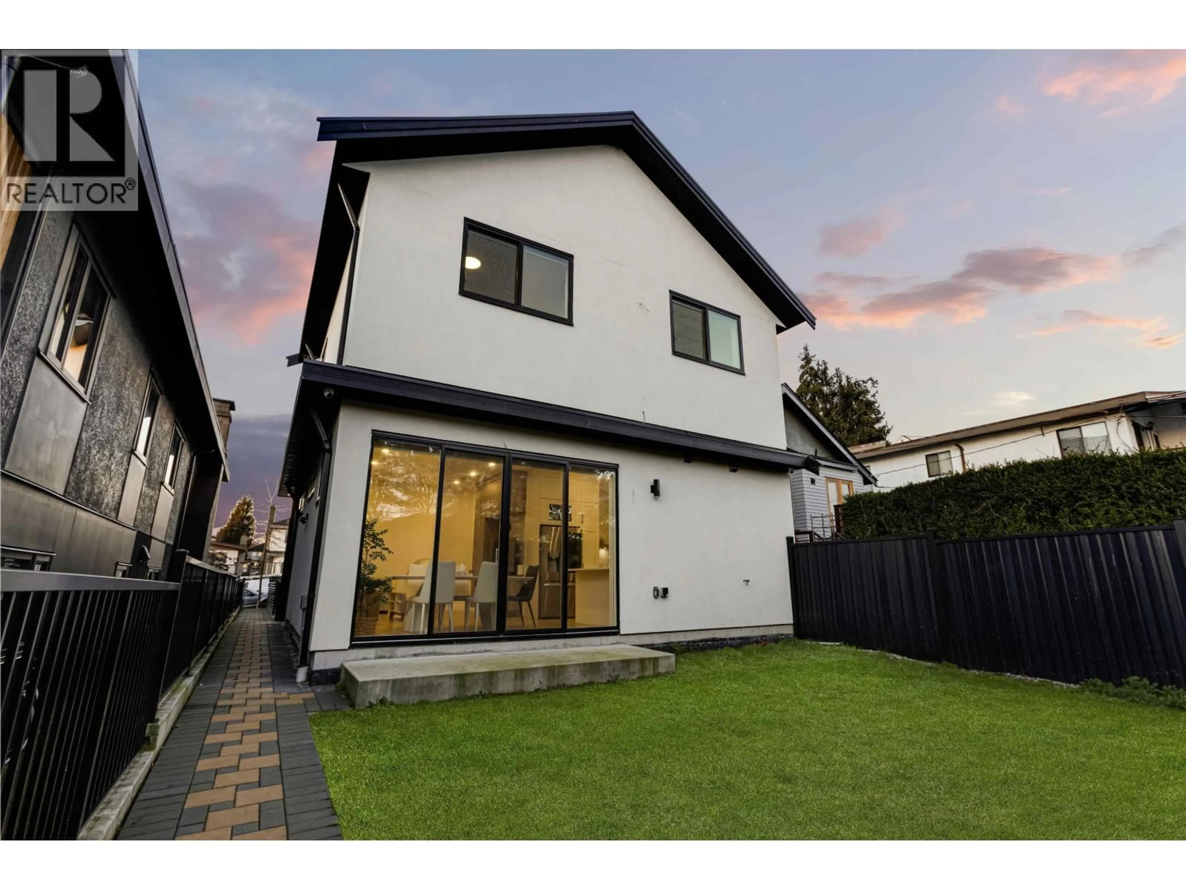 A pic from outside/outdoor area/front of a property/back of a property/a pic from drone, street for 2666 8TH AVENUE, Vancouver British Columbia V5M1W5