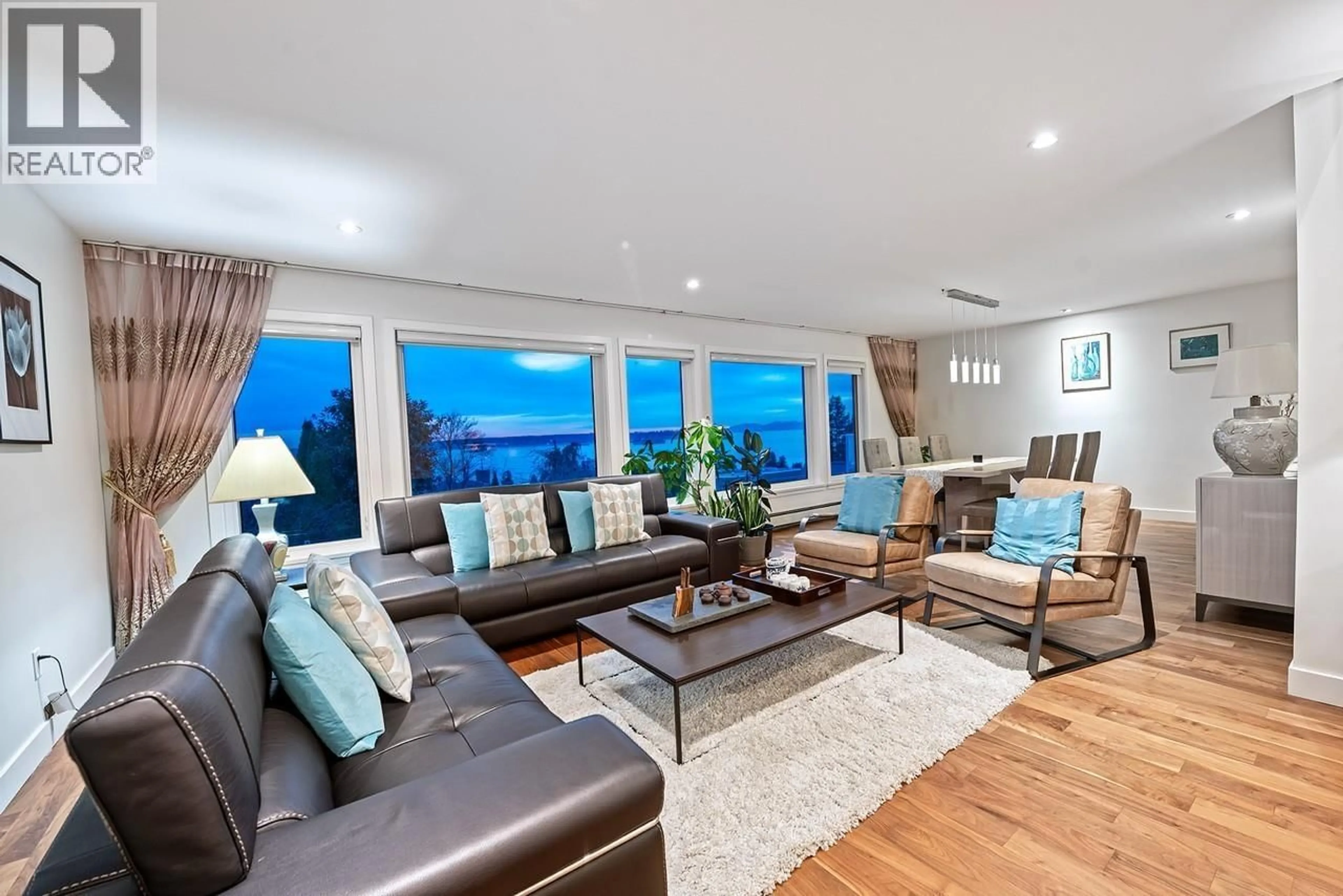 Living room with furniture, wood/laminate floor for 2272 NELSON AVENUE, West Vancouver British Columbia V7V2P8