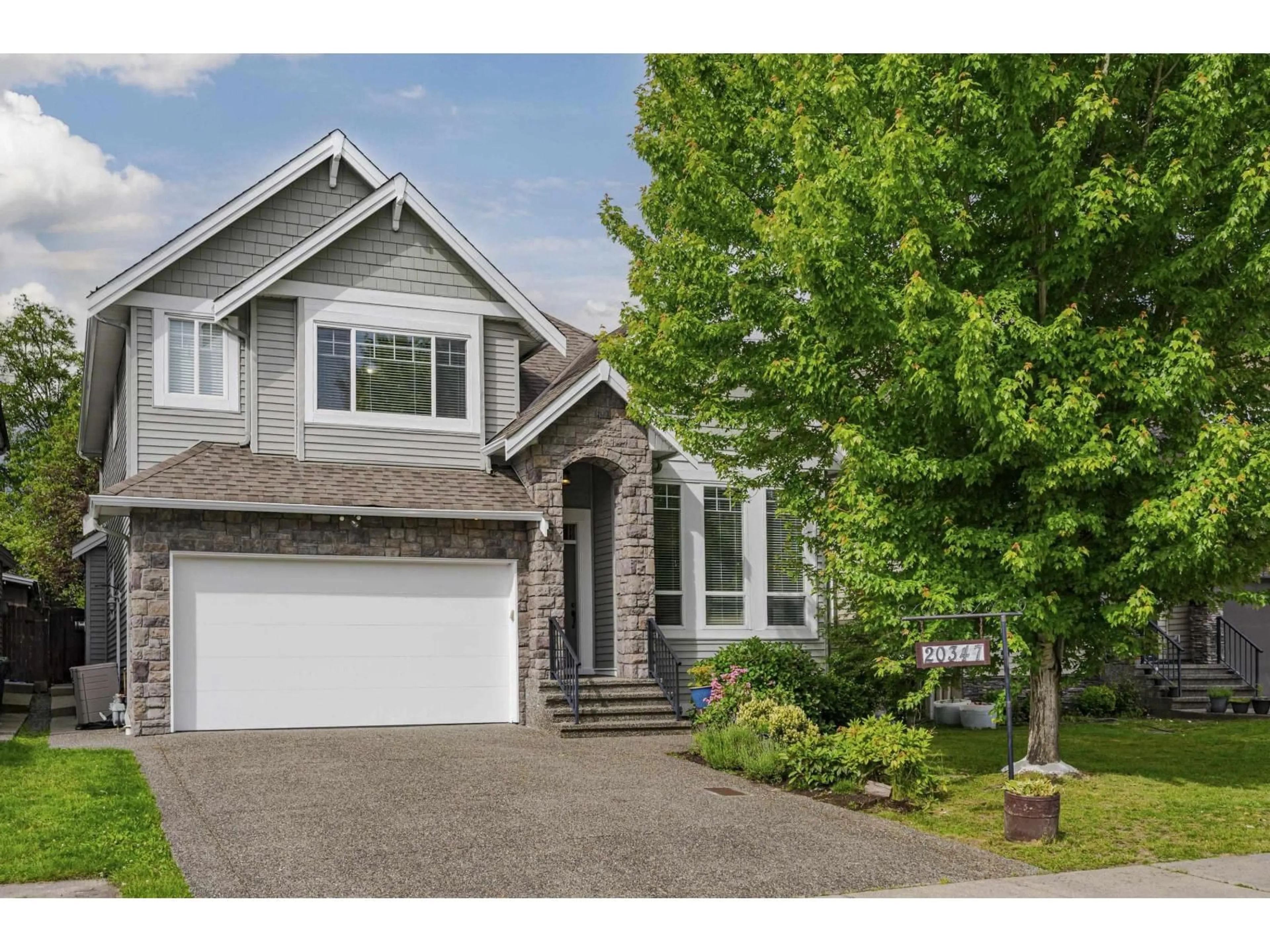 Home with vinyl exterior material, street for 20347 98A AVENUE, Langley British Columbia V1M0A6
