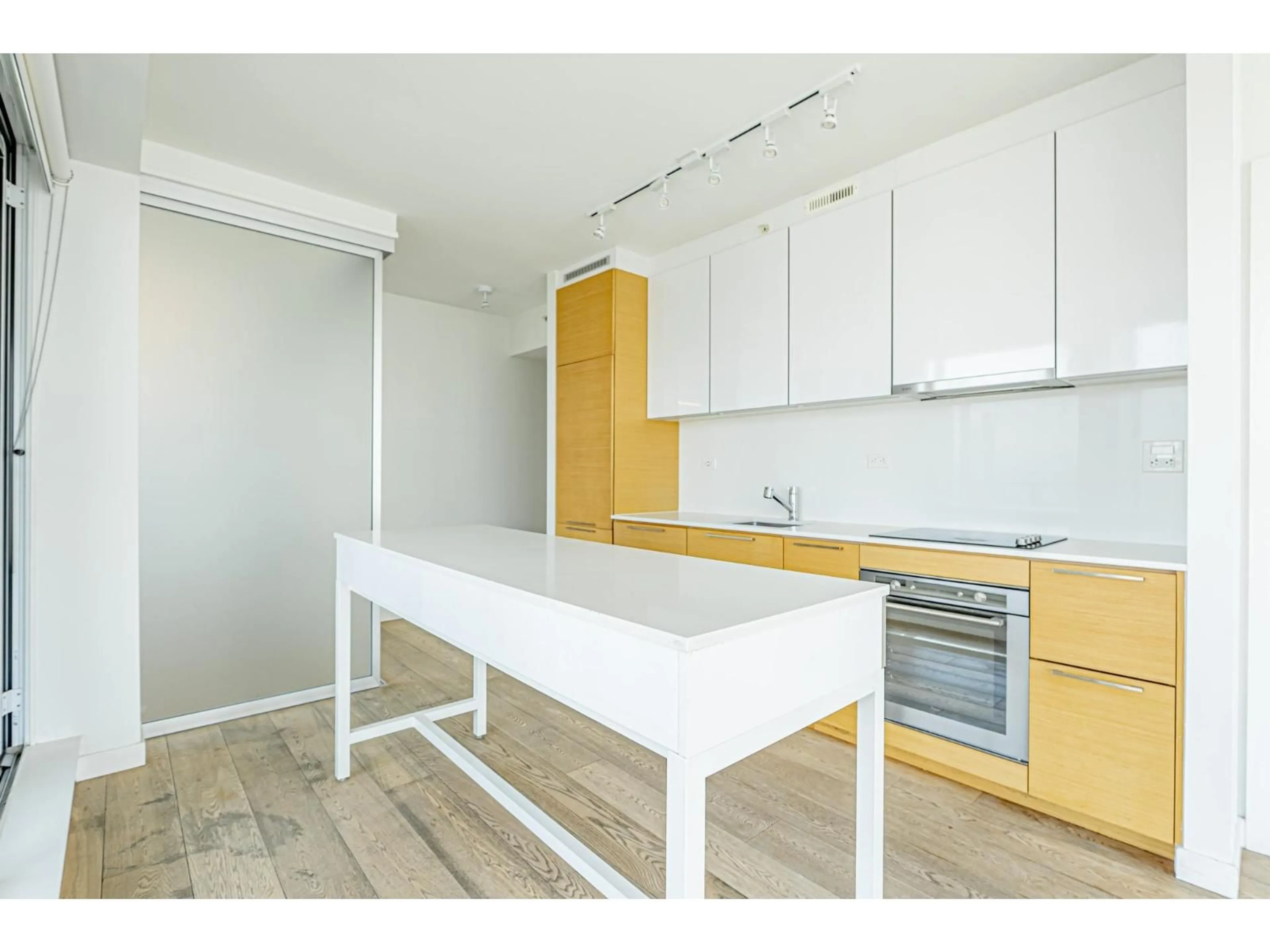 Standard kitchen, wood/laminate floor for 2606 - 13438 CENTRAL AVENUE, Surrey British Columbia V3T0N2