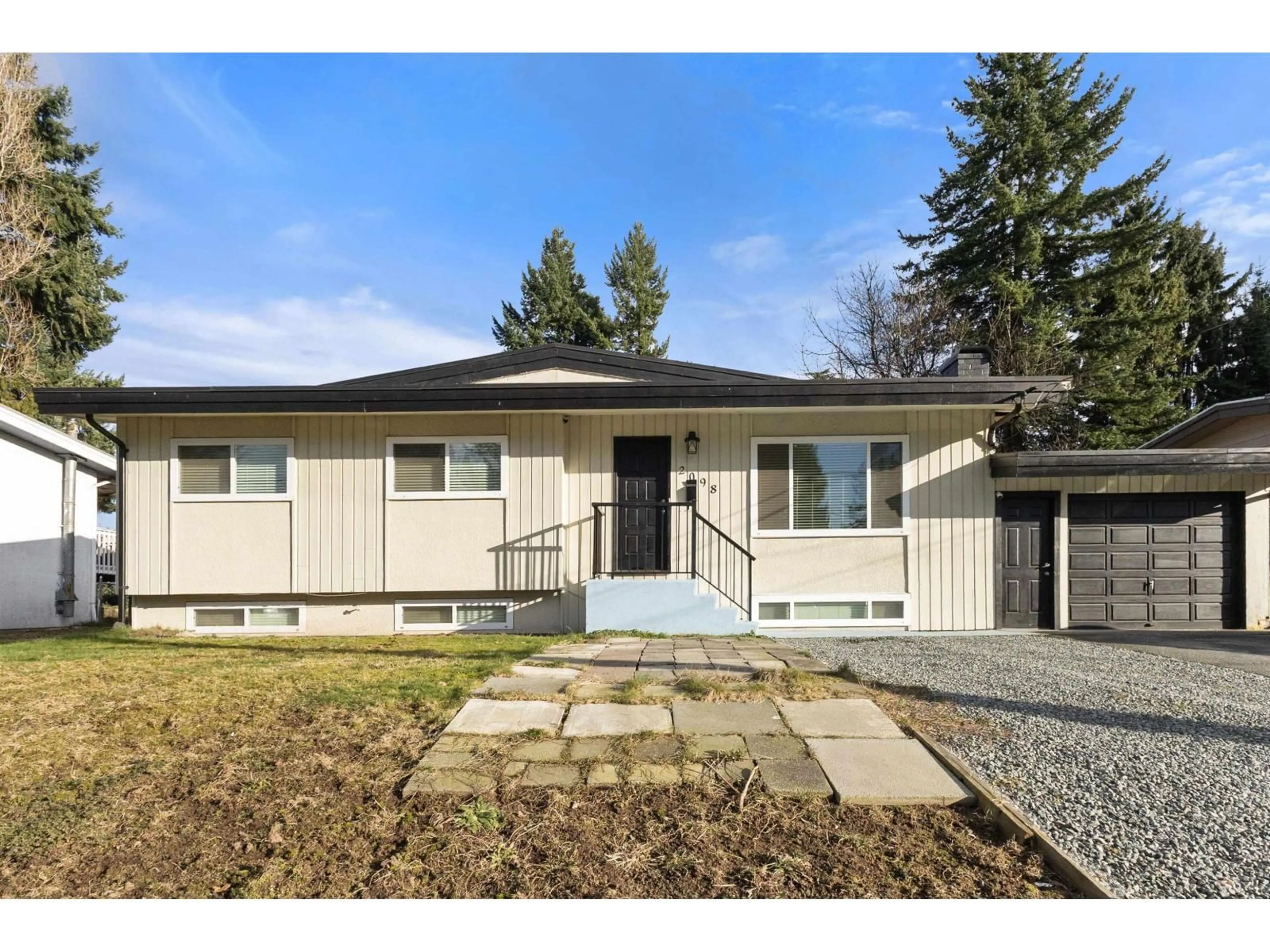 Home with vinyl exterior material, street for 2098 BEAVER STREET, Abbotsford British Columbia V2T3C6