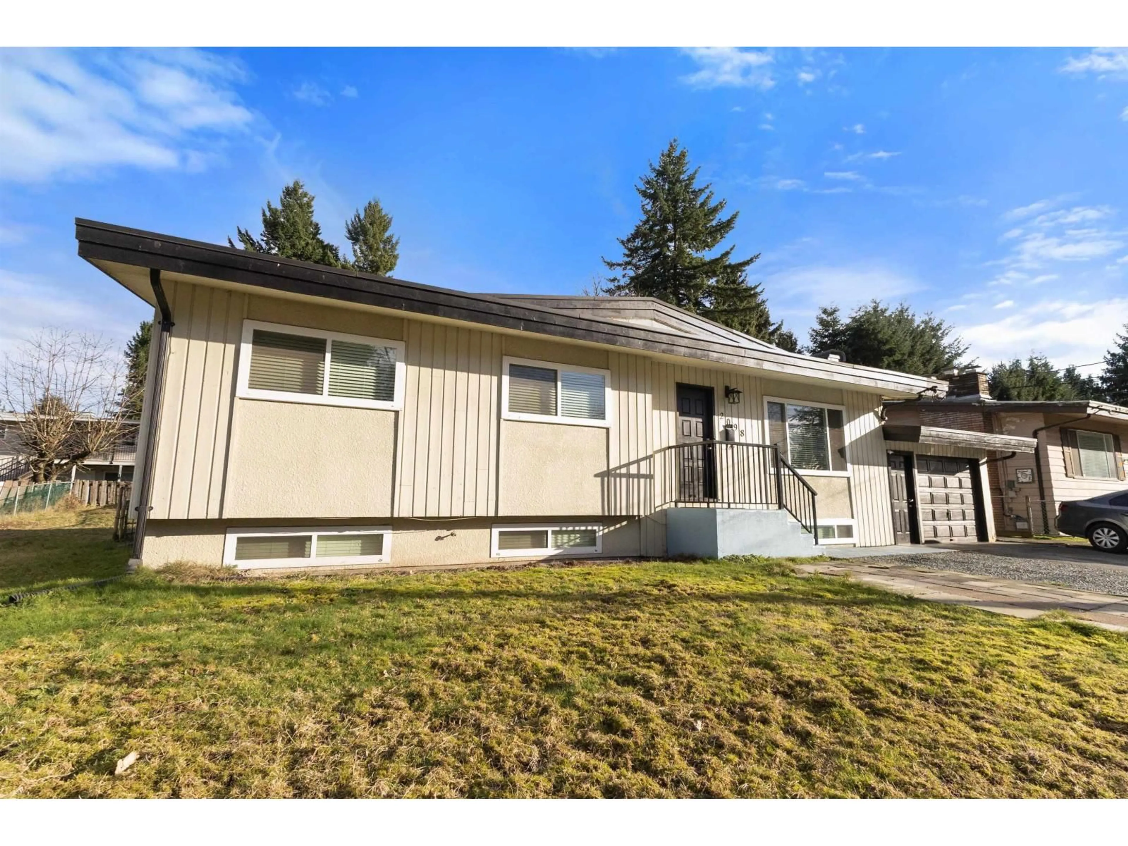 Home with vinyl exterior material, street for 2098 BEAVER STREET, Abbotsford British Columbia V2T3C6