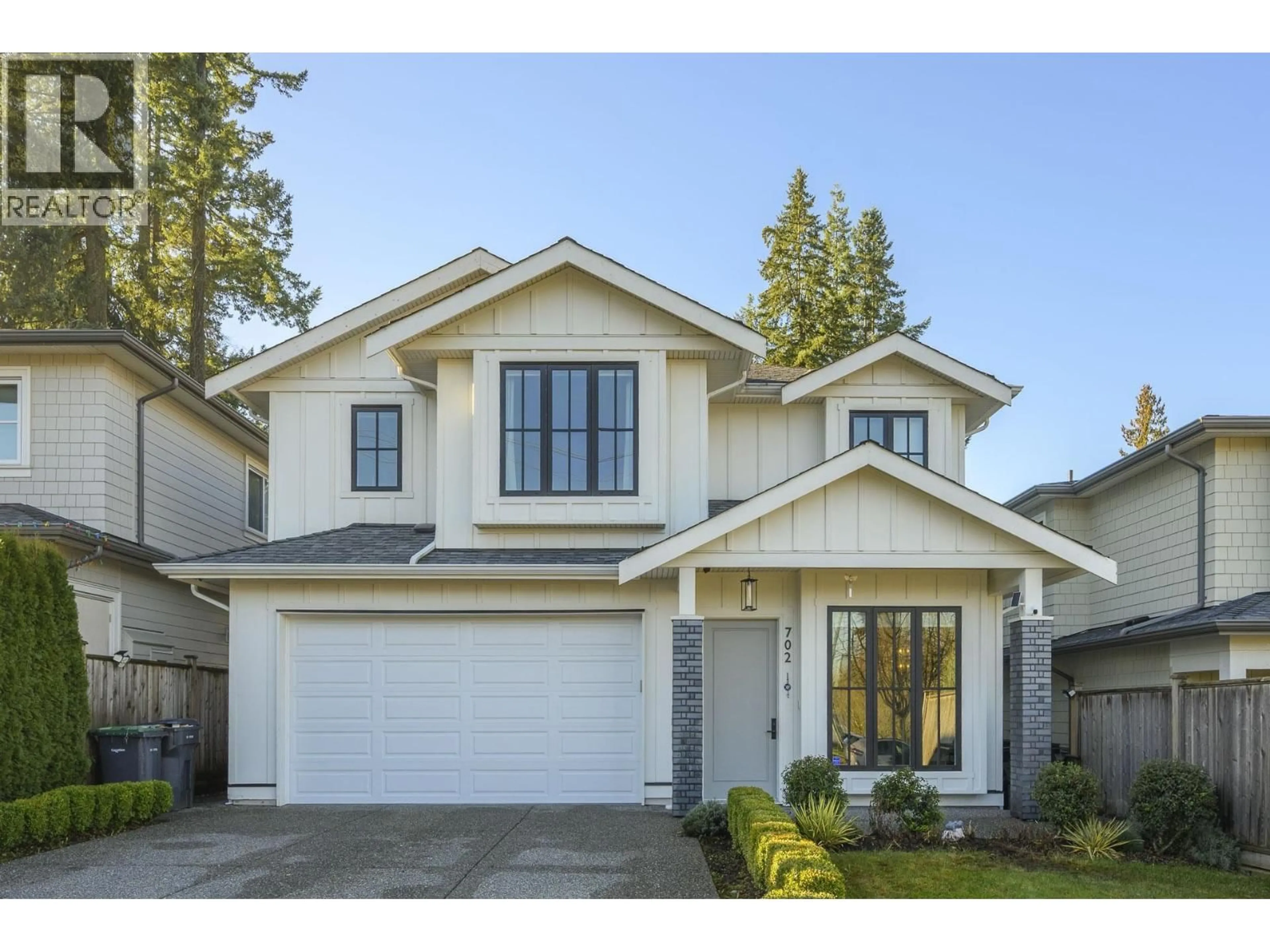 Home with vinyl exterior material, street for 702 ROBINSON STREET, Coquitlam British Columbia V3J2W9
