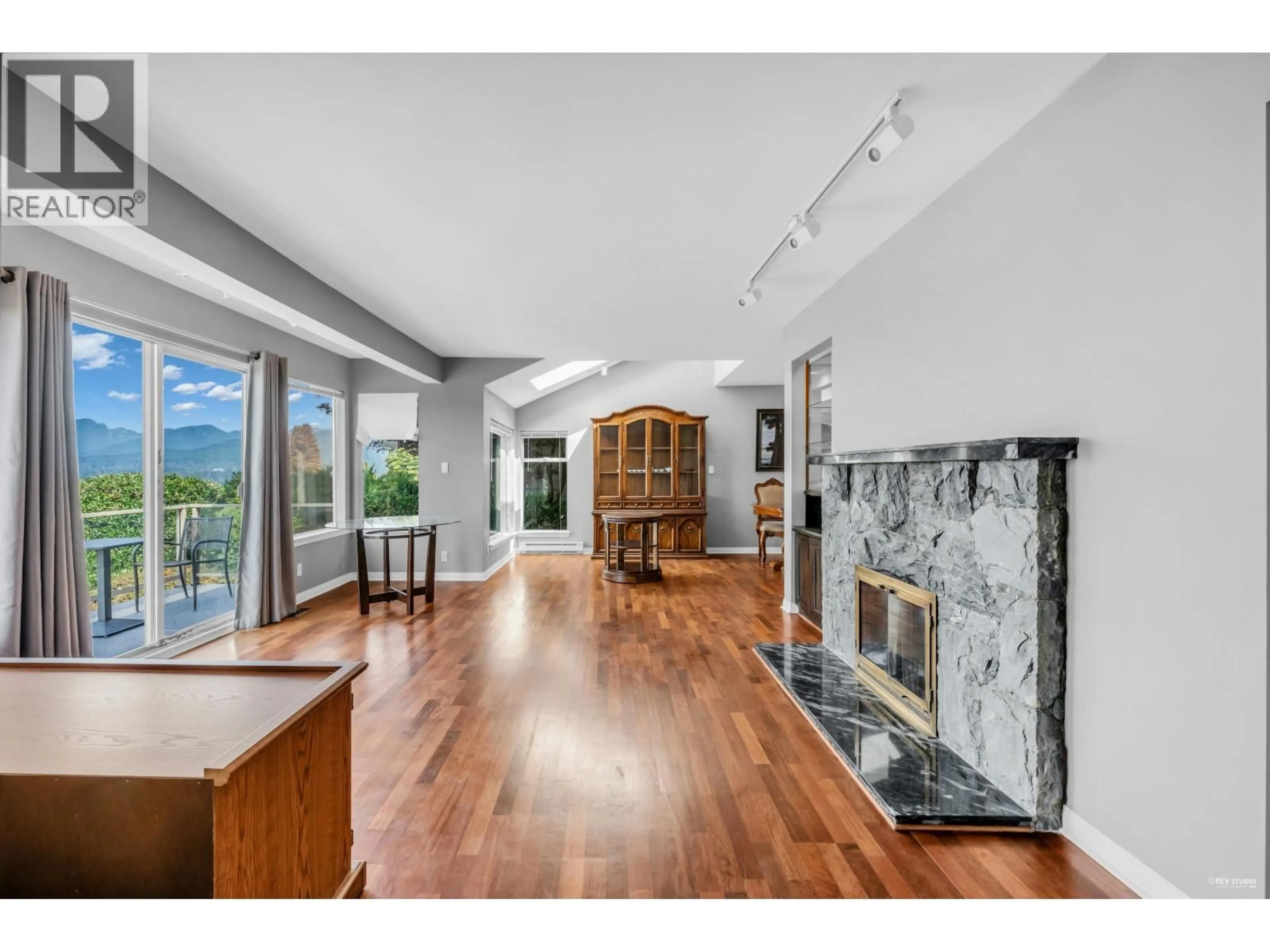 Indoor foyer for 7238 BRAESIDE DRIVE, Burnaby British Columbia V5A1E8