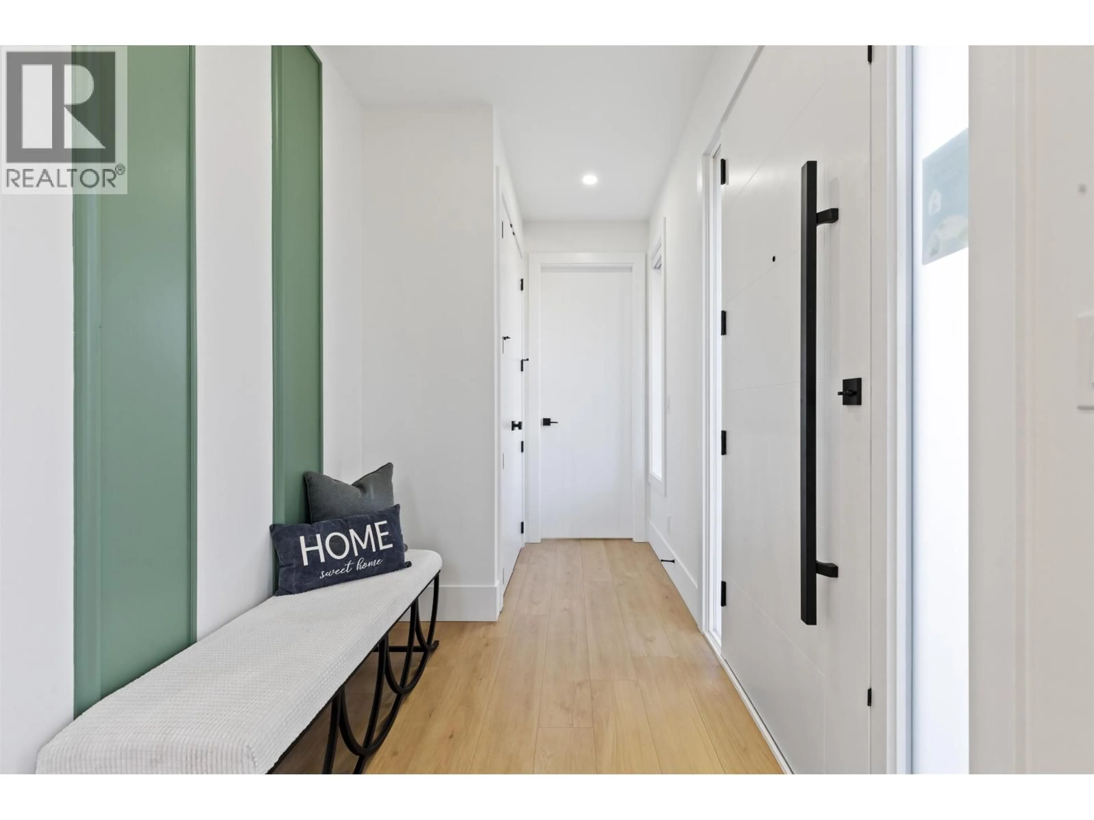 Indoor entryway for 218 OSBORNE AVENUE, New Westminster British Columbia V3L1Y8