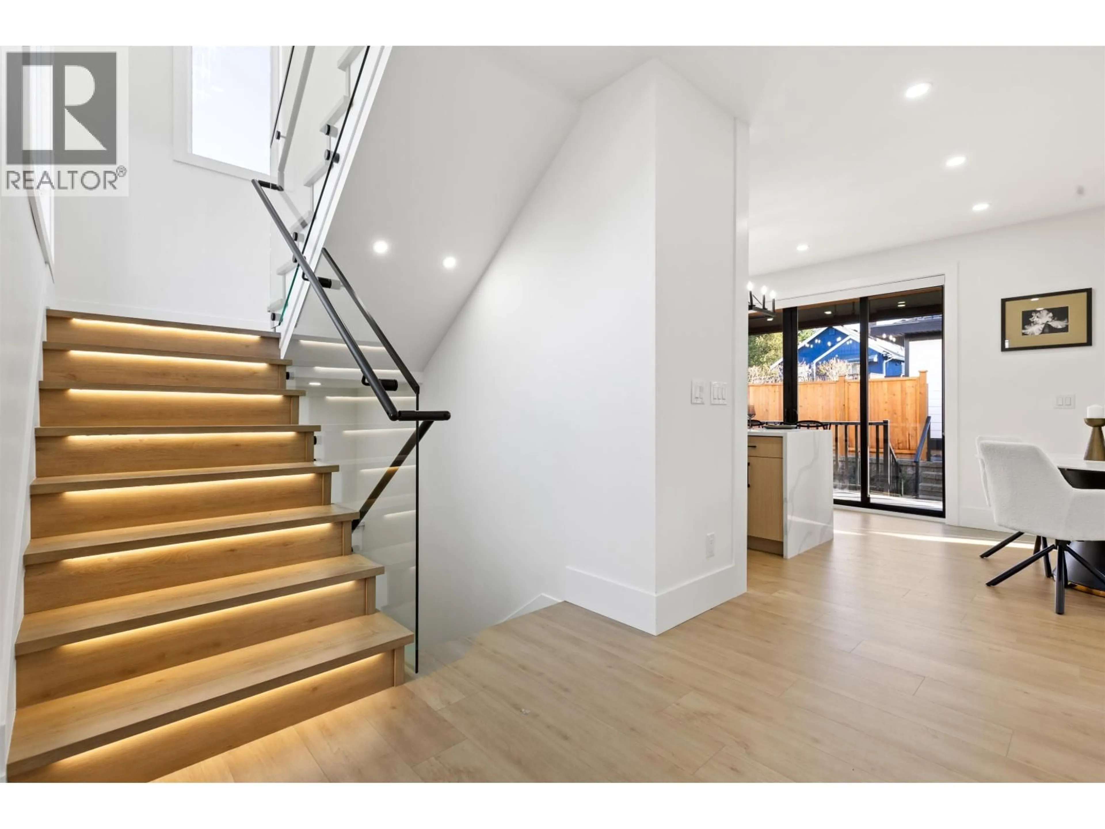 Indoor foyer for 218 OSBORNE AVENUE, New Westminster British Columbia V3L1Y8