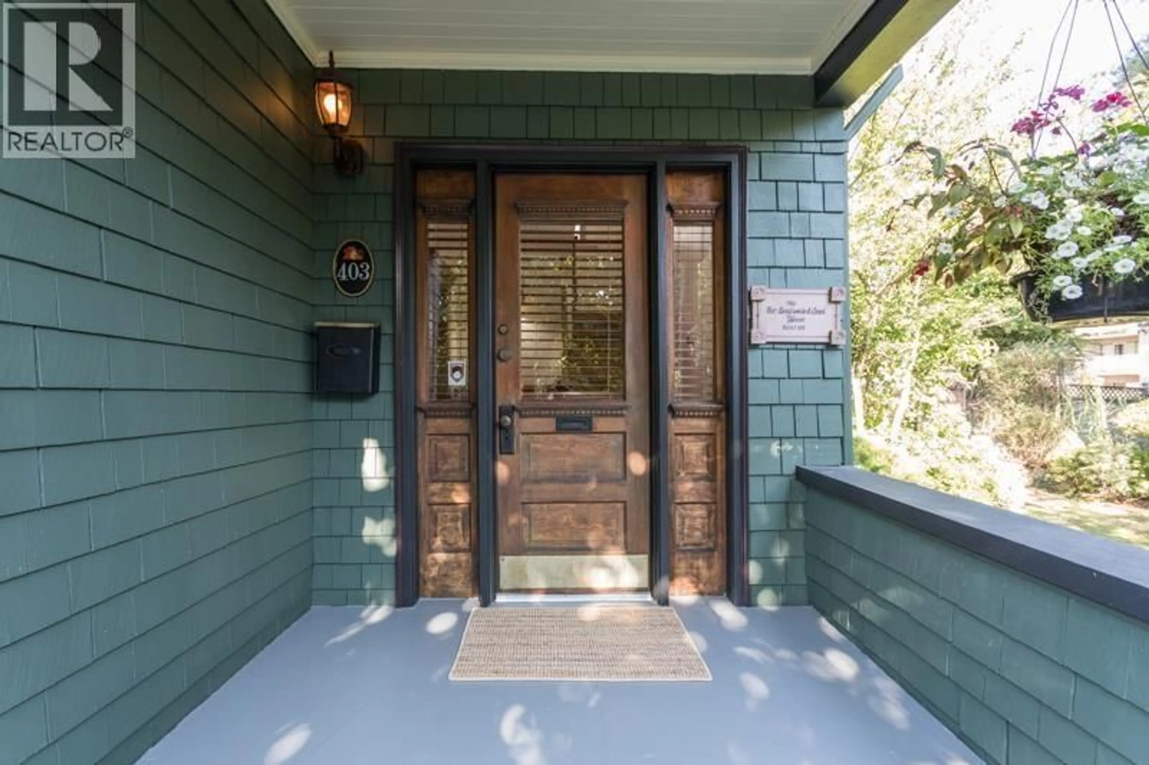 Indoor entryway for 403 NINTH STREET, New Westminster British Columbia V3M3V9