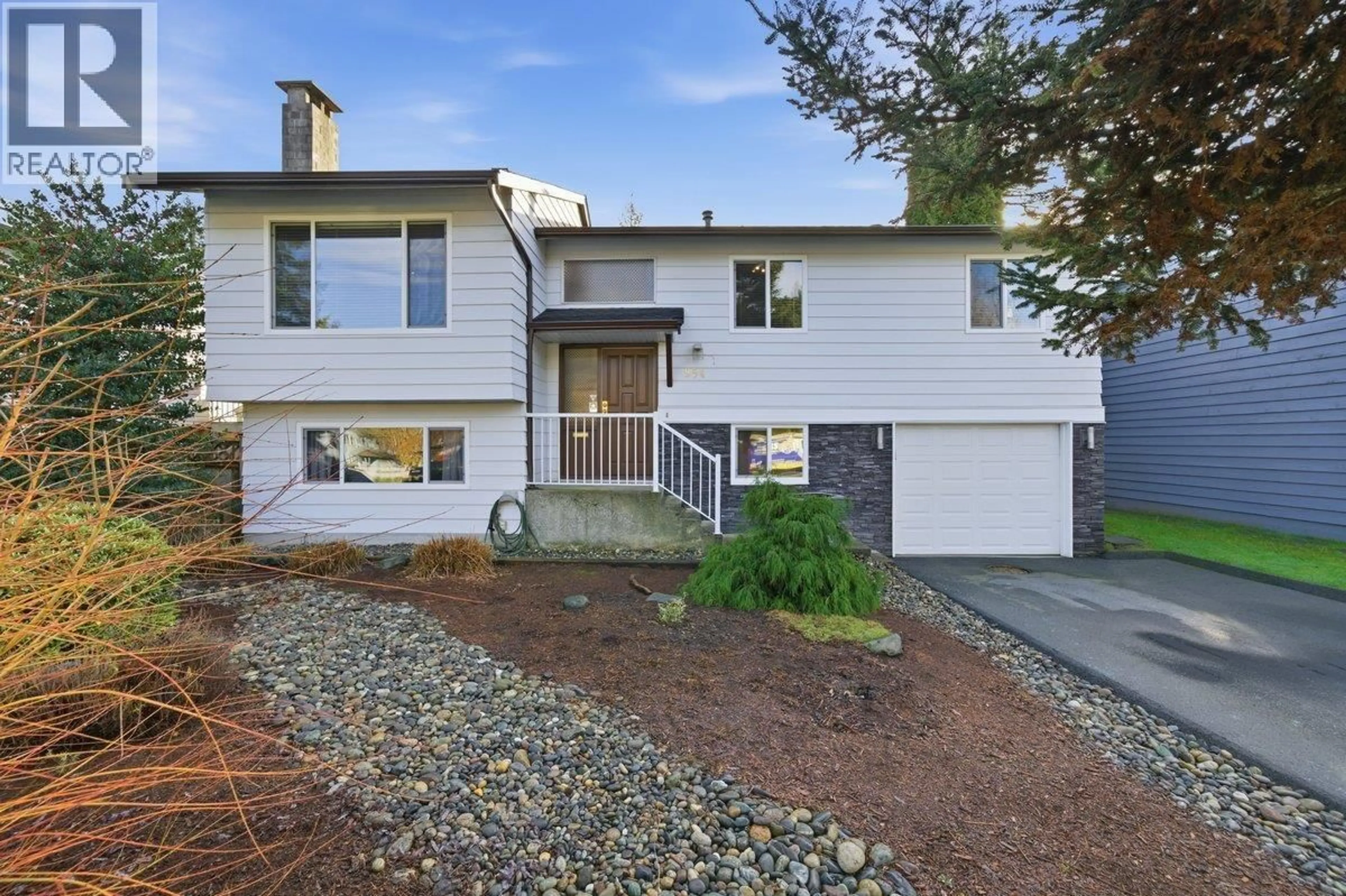 Home with vinyl exterior material, street for 954 LINCOLN AVENUE, Port Coquitlam British Columbia V3B5L3