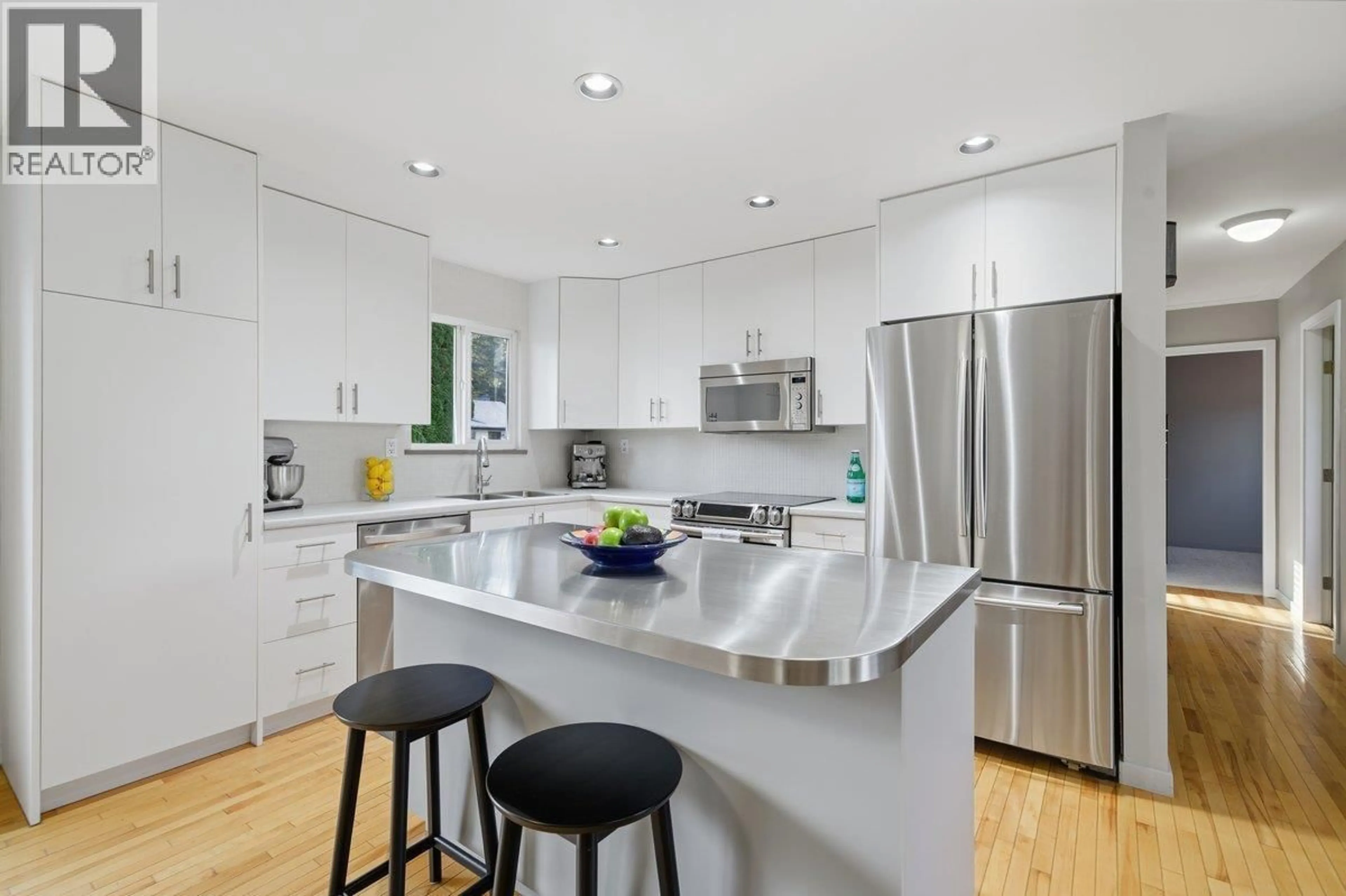 Contemporary kitchen, unknown for 954 LINCOLN AVENUE, Port Coquitlam British Columbia V3B5L3
