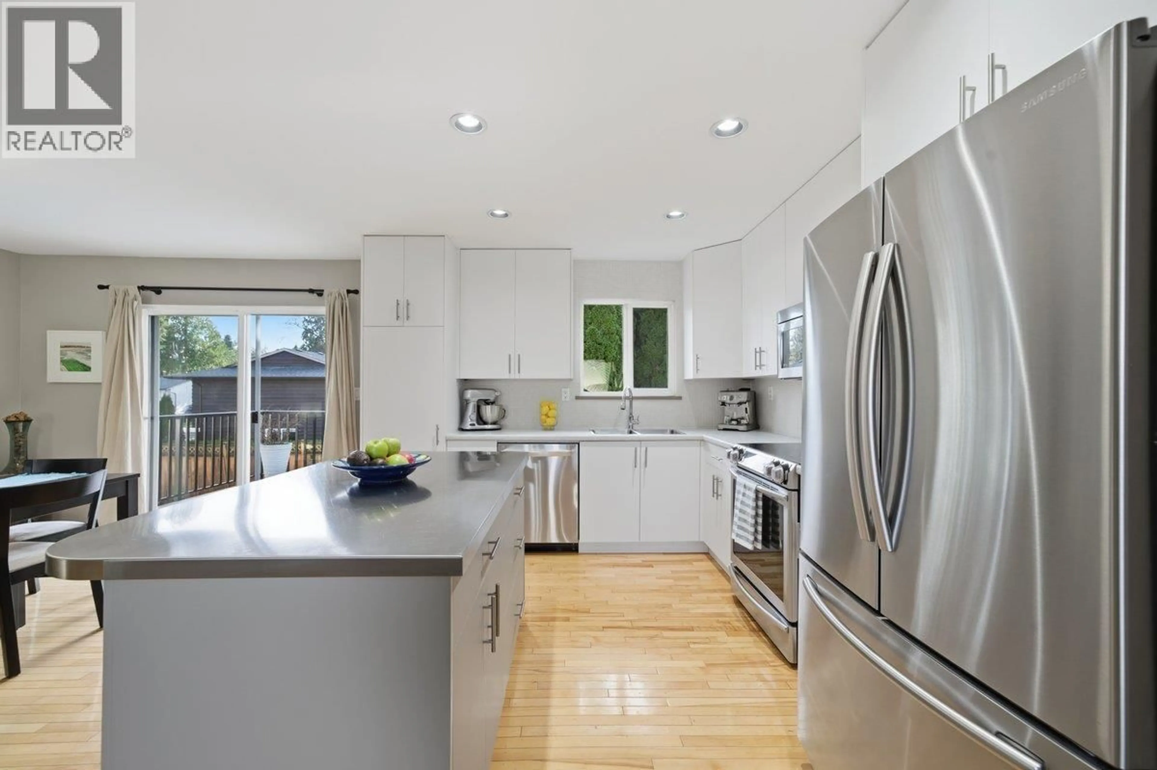 Contemporary kitchen, unknown for 954 LINCOLN AVENUE, Port Coquitlam British Columbia V3B5L3
