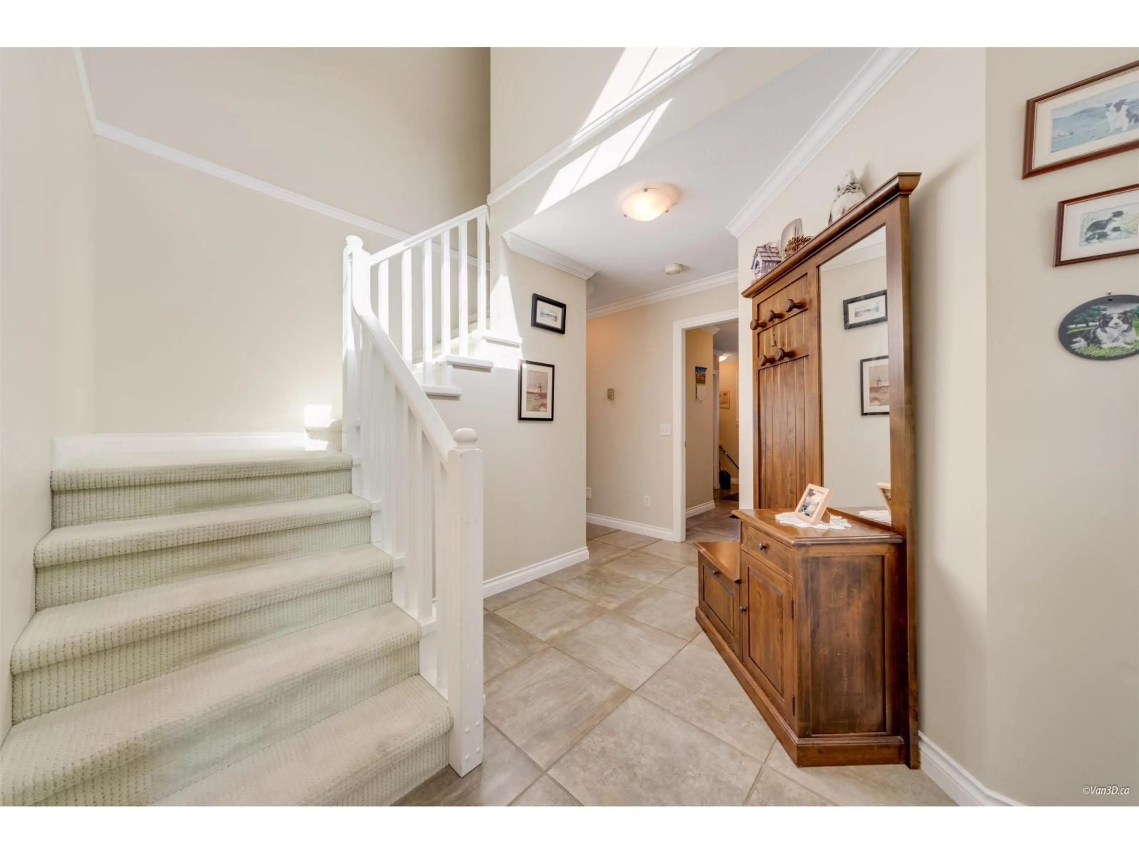 Indoor entryway for 15303 28A AVENUE, Surrey British Columbia V4P1G4