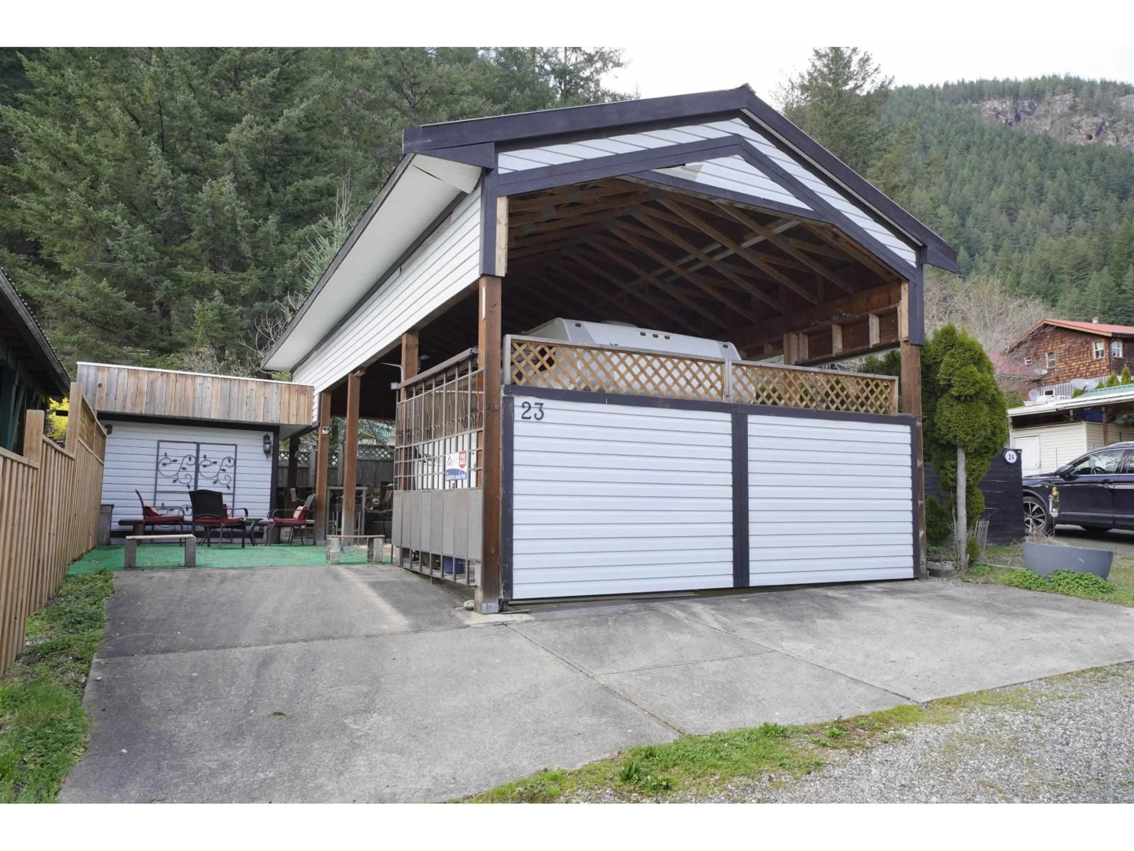 Indoor garage for 23 - 30860 TRANS CANADA HIGHWAY, Hope British Columbia V0K2S0