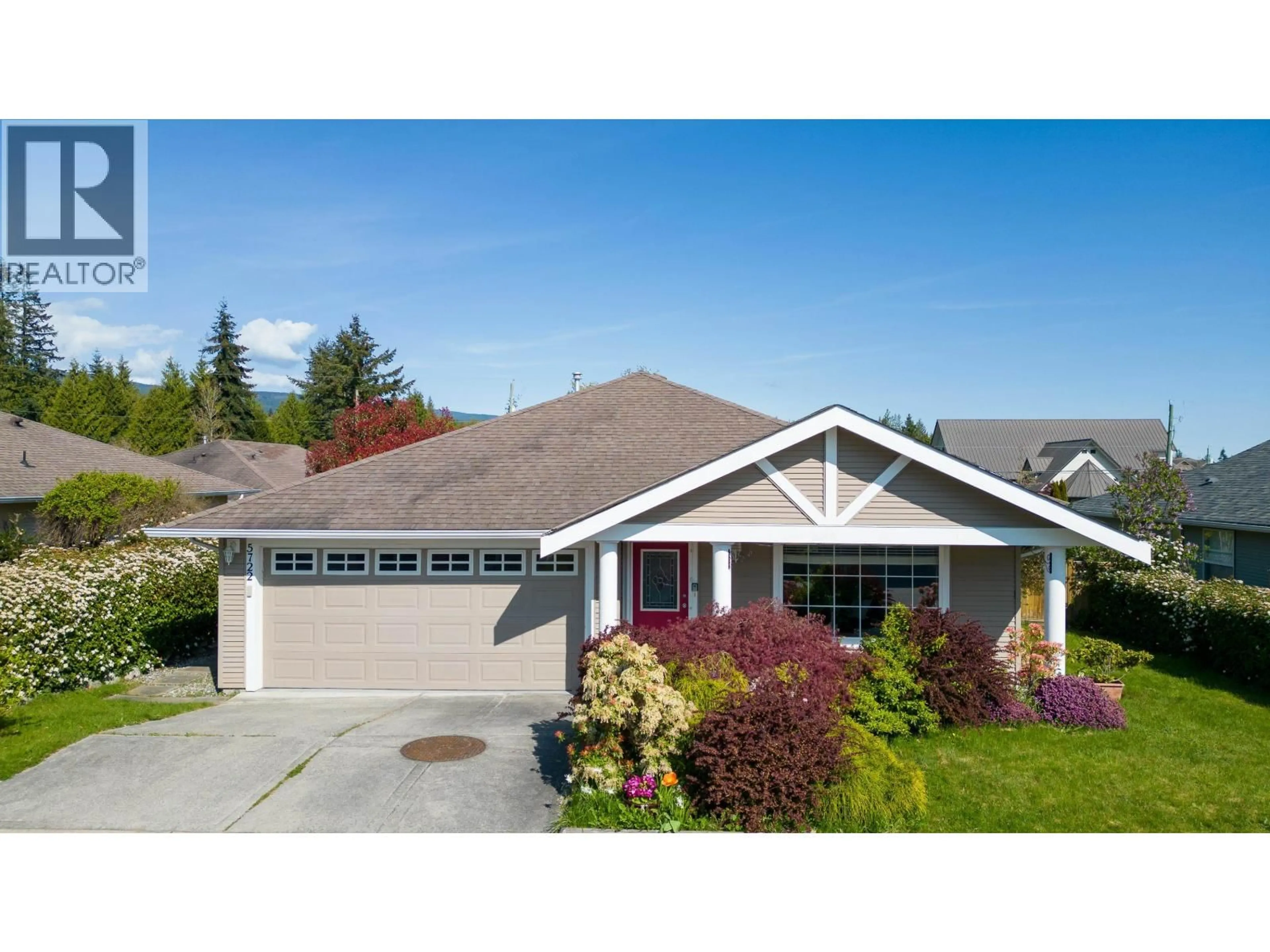 Home with vinyl exterior material, street for 5722 EMILY WAY, Sechelt British Columbia V7Z0N5