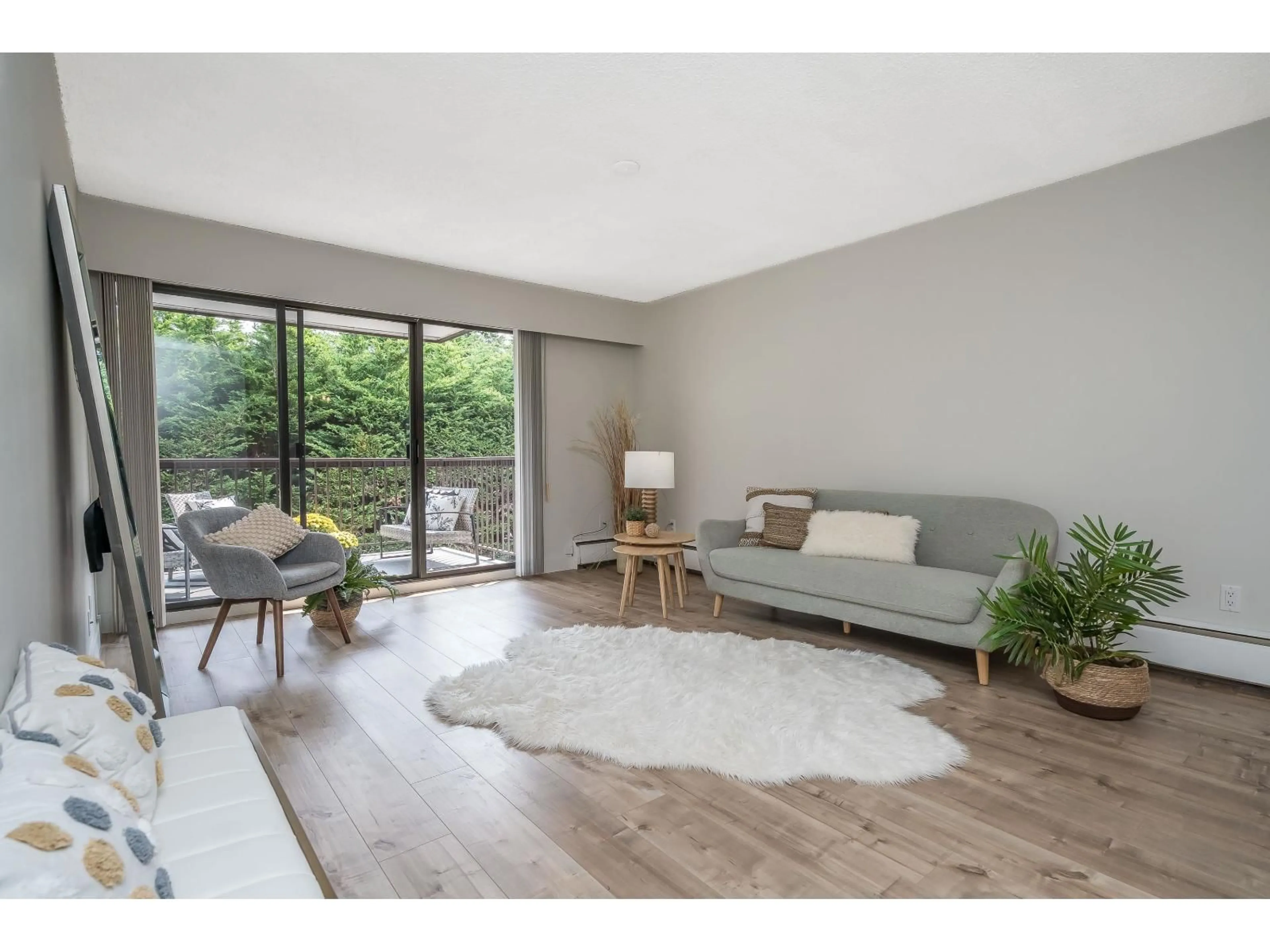 Living room with furniture, unknown for 303 - 1360 MARTIN STREET, White Rock British Columbia V4B3W5