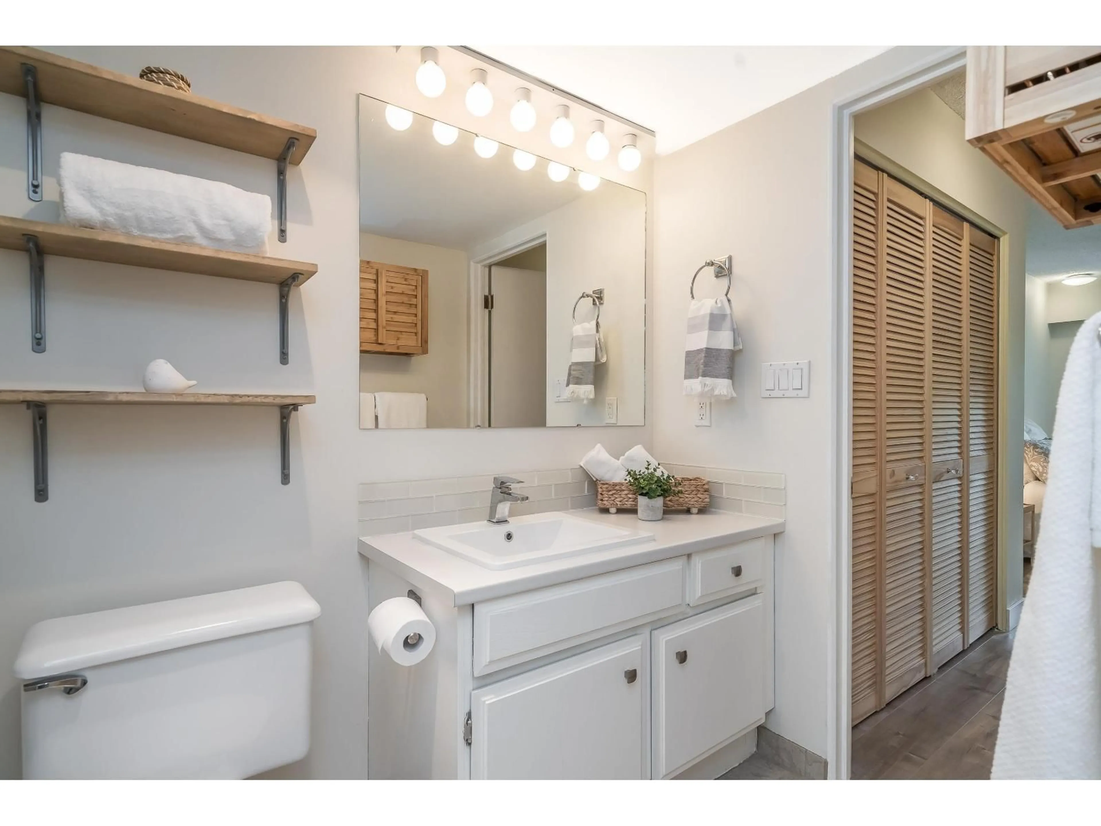 Standard bathroom, ceramic/tile floor for 303 - 1360 MARTIN STREET, White Rock British Columbia V4B3W5