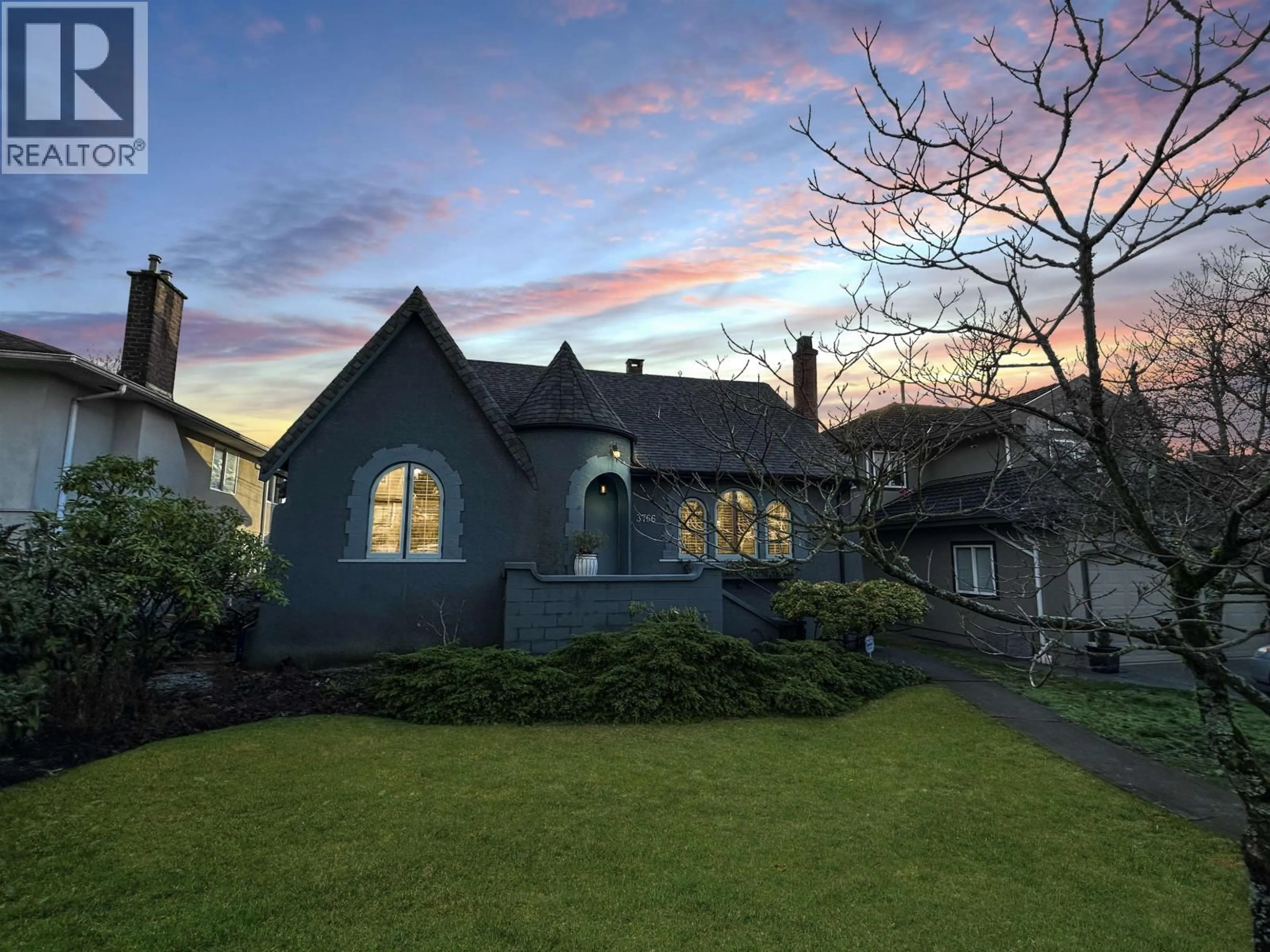 A pic from outside/outdoor area/front of a property/back of a property/a pic from drone, street for 3766 ETON STREET, Burnaby British Columbia V5C1J2