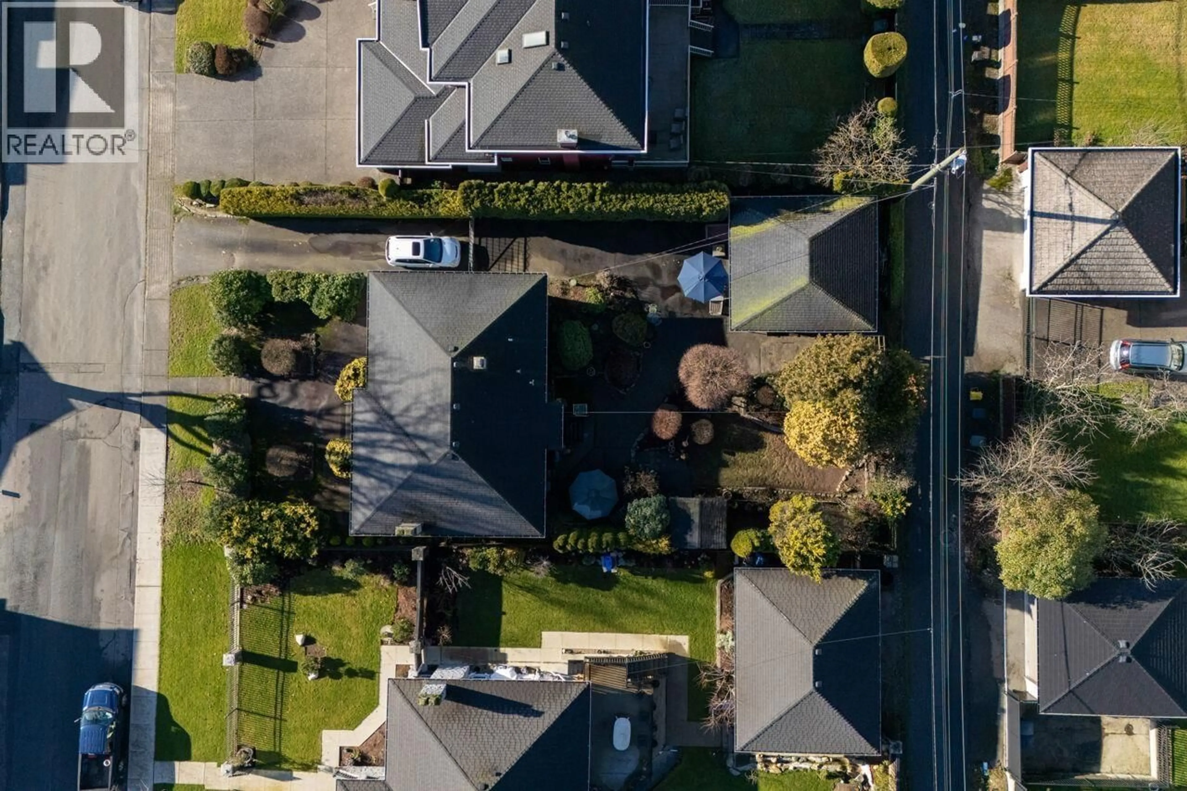 A pic from outside/outdoor area/front of a property/back of a property/a pic from drone, street for 6545 CHARLES STREET, Burnaby British Columbia V5B2H2