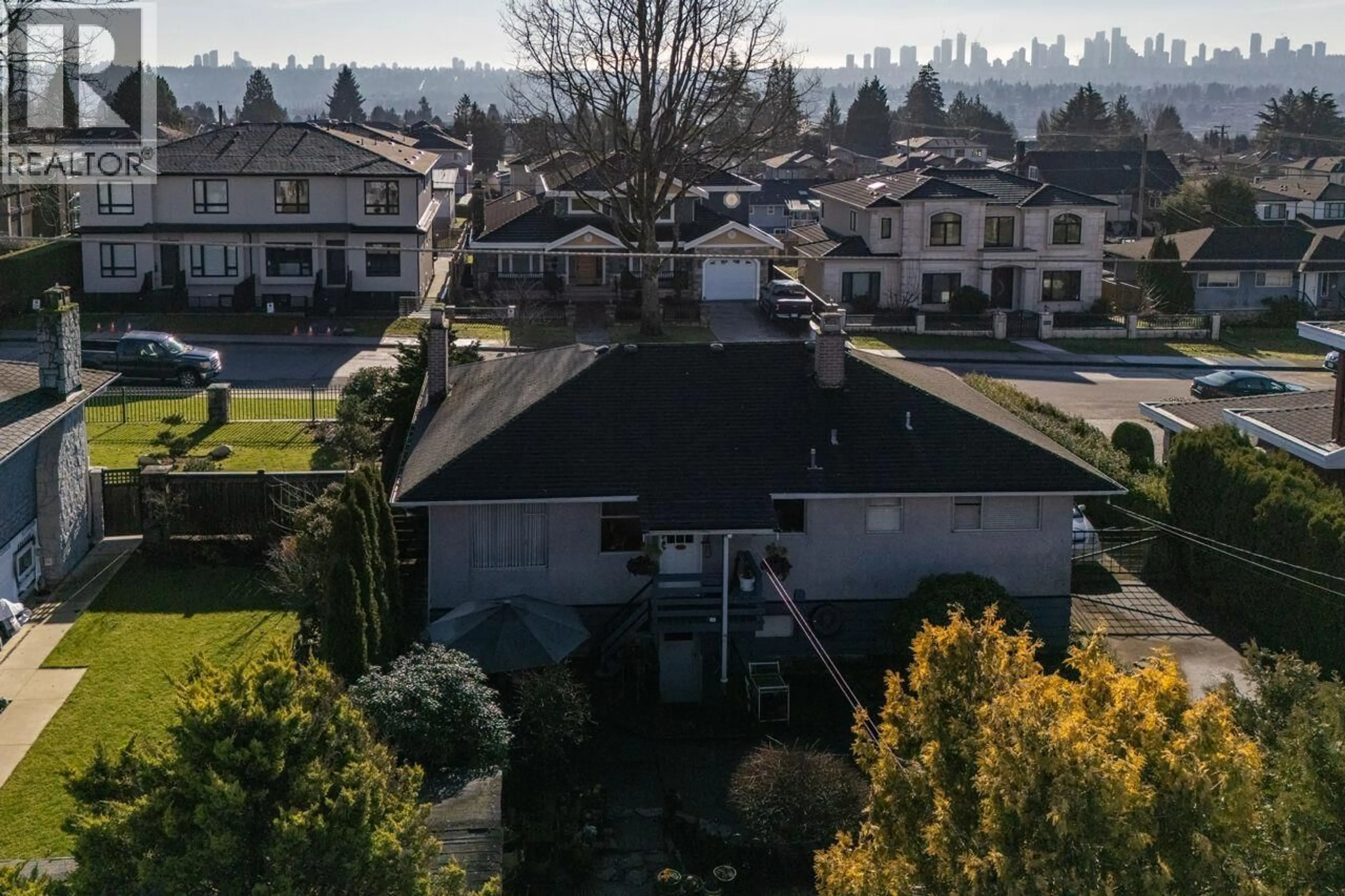 A pic from outside/outdoor area/front of a property/back of a property/a pic from drone, unknown for 6545 CHARLES STREET, Burnaby British Columbia V5B2H2