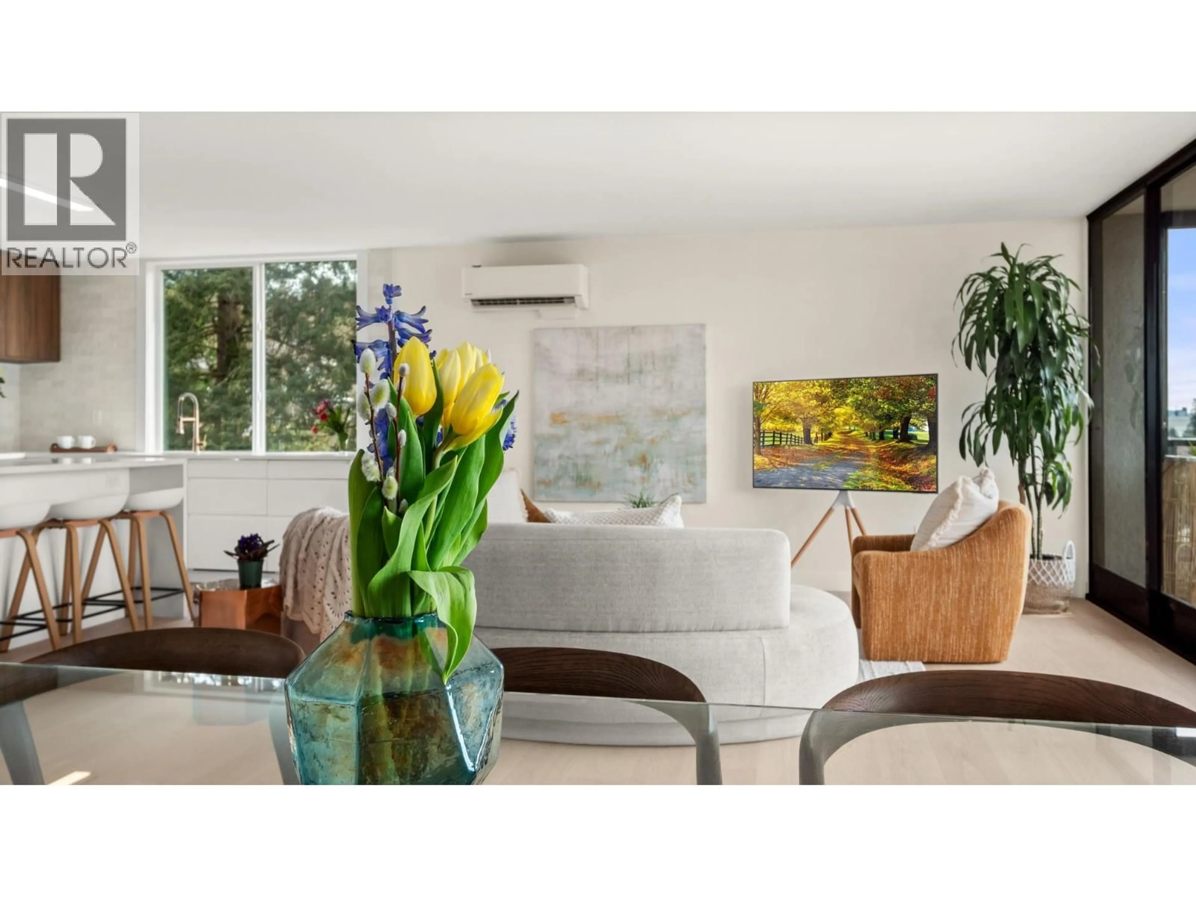 Living room with furniture, unknown for 401 - 475 13TH STREET, West Vancouver British Columbia V7T2N7