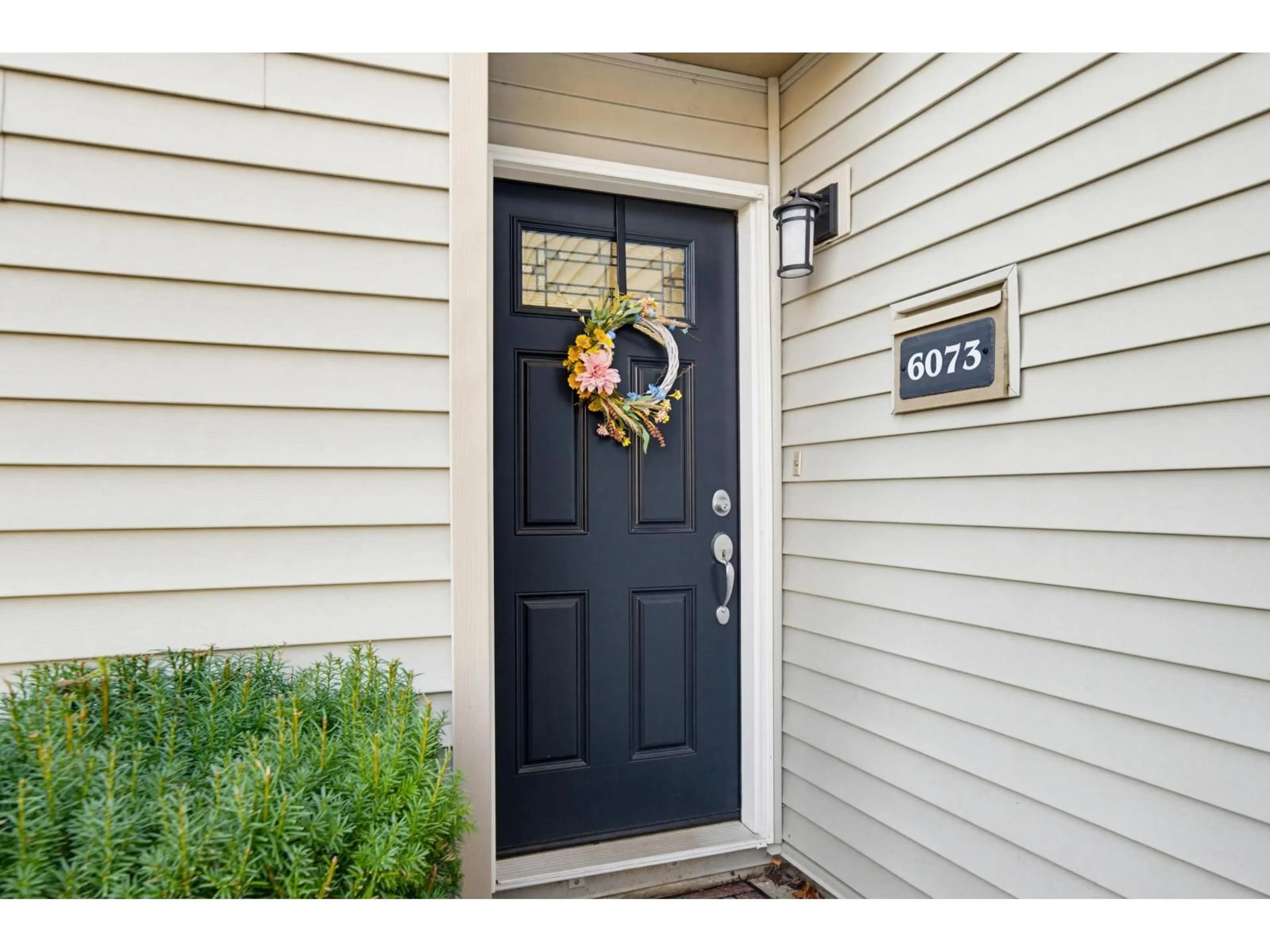 Indoor entryway for 6073 GREENSIDE DRIVE EAST, Surrey British Columbia V3S5M8