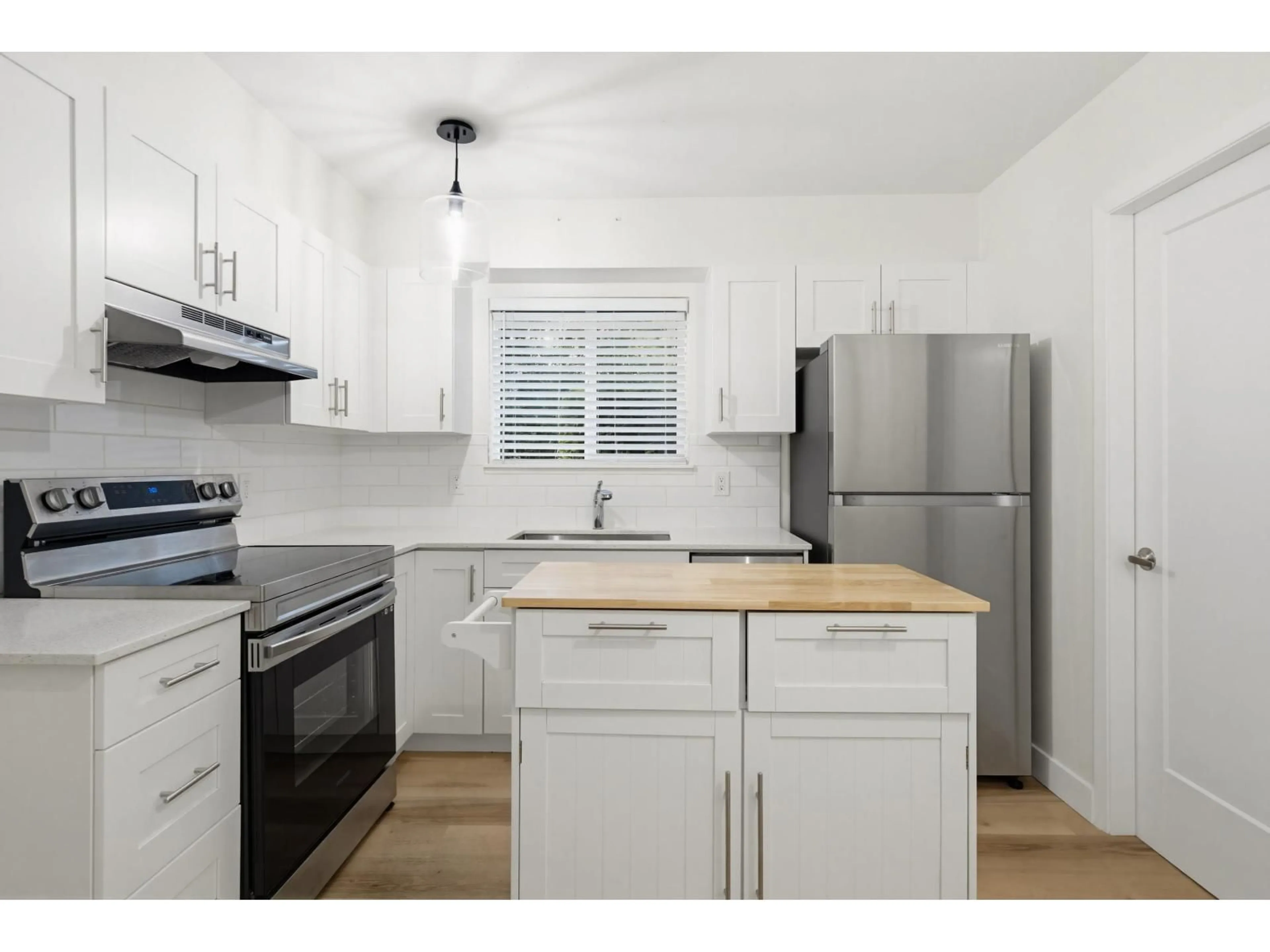 Standard kitchen, wood/laminate floor for 6073 GREENSIDE DRIVE EAST, Surrey British Columbia V3S5M8