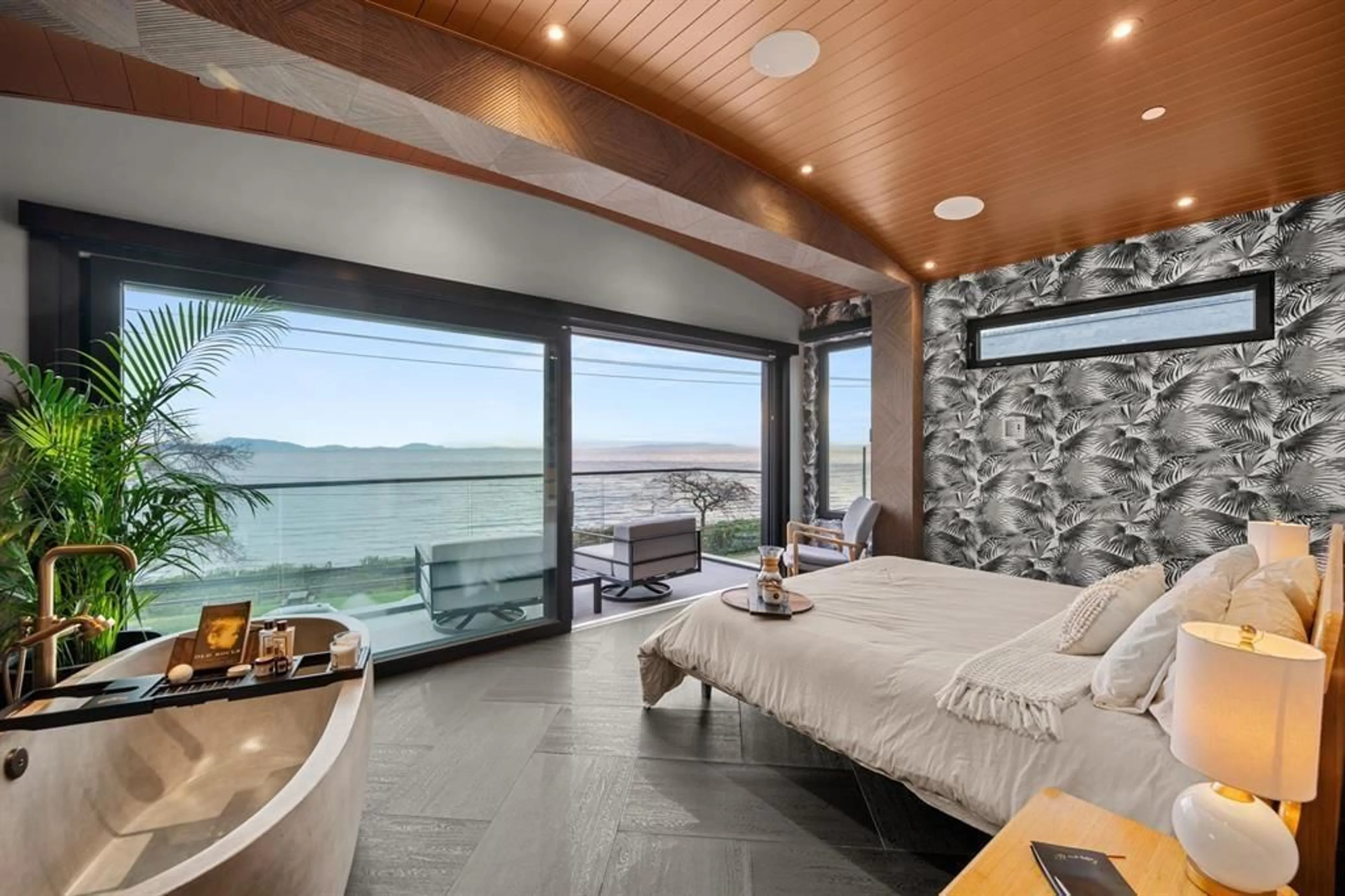 Bedroom with bed, unknown for 14555 MARINE DRIVE, White Rock British Columbia V4B1B5