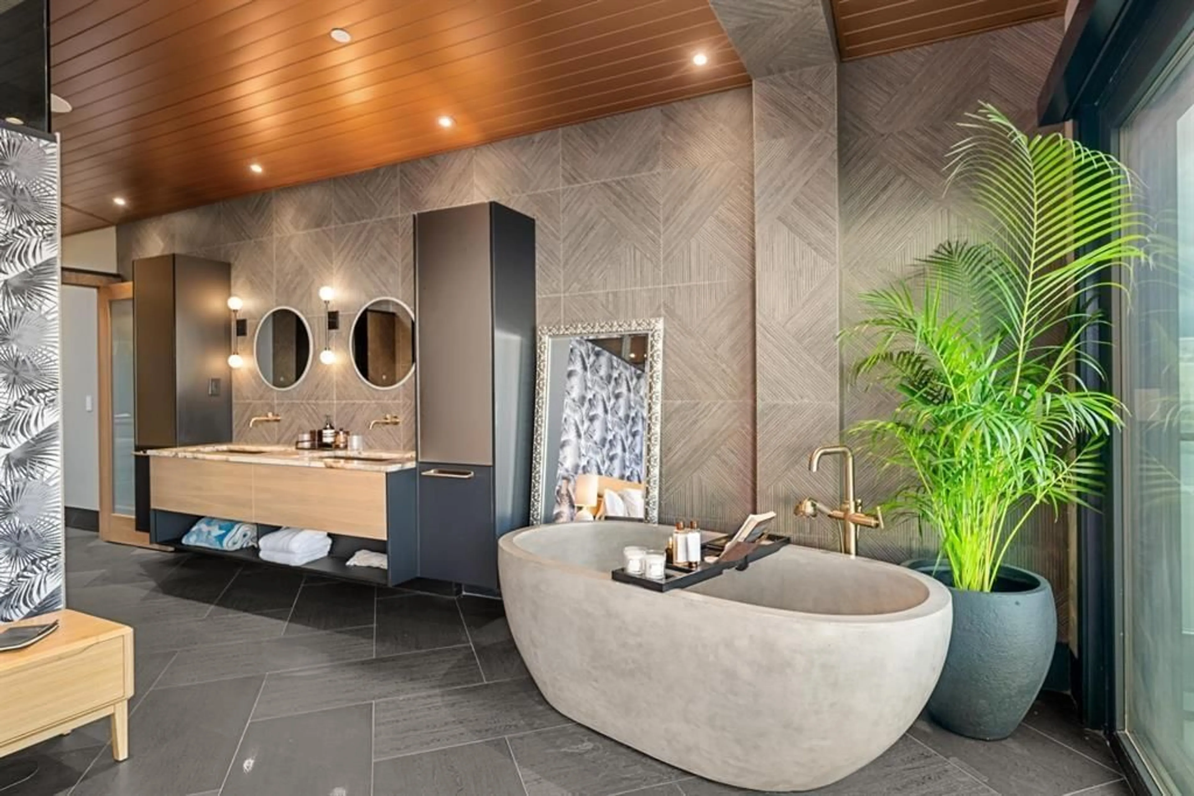 Contemporary bathroom, ceramic/tile floor for 14555 MARINE DRIVE, White Rock British Columbia V4B1B5