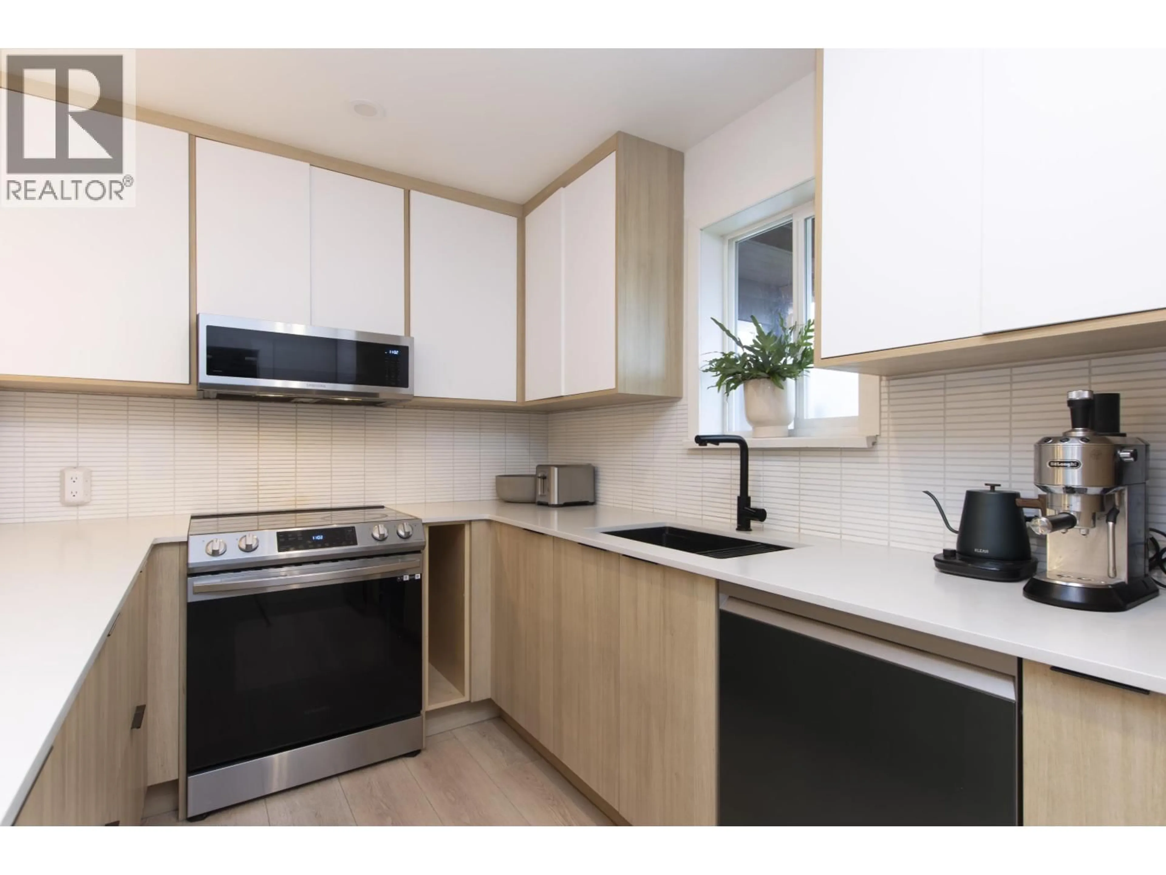 Standard kitchen, wood/laminate floor for 1029 BROTHERS PLACE, Squamish British Columbia V8B0B2