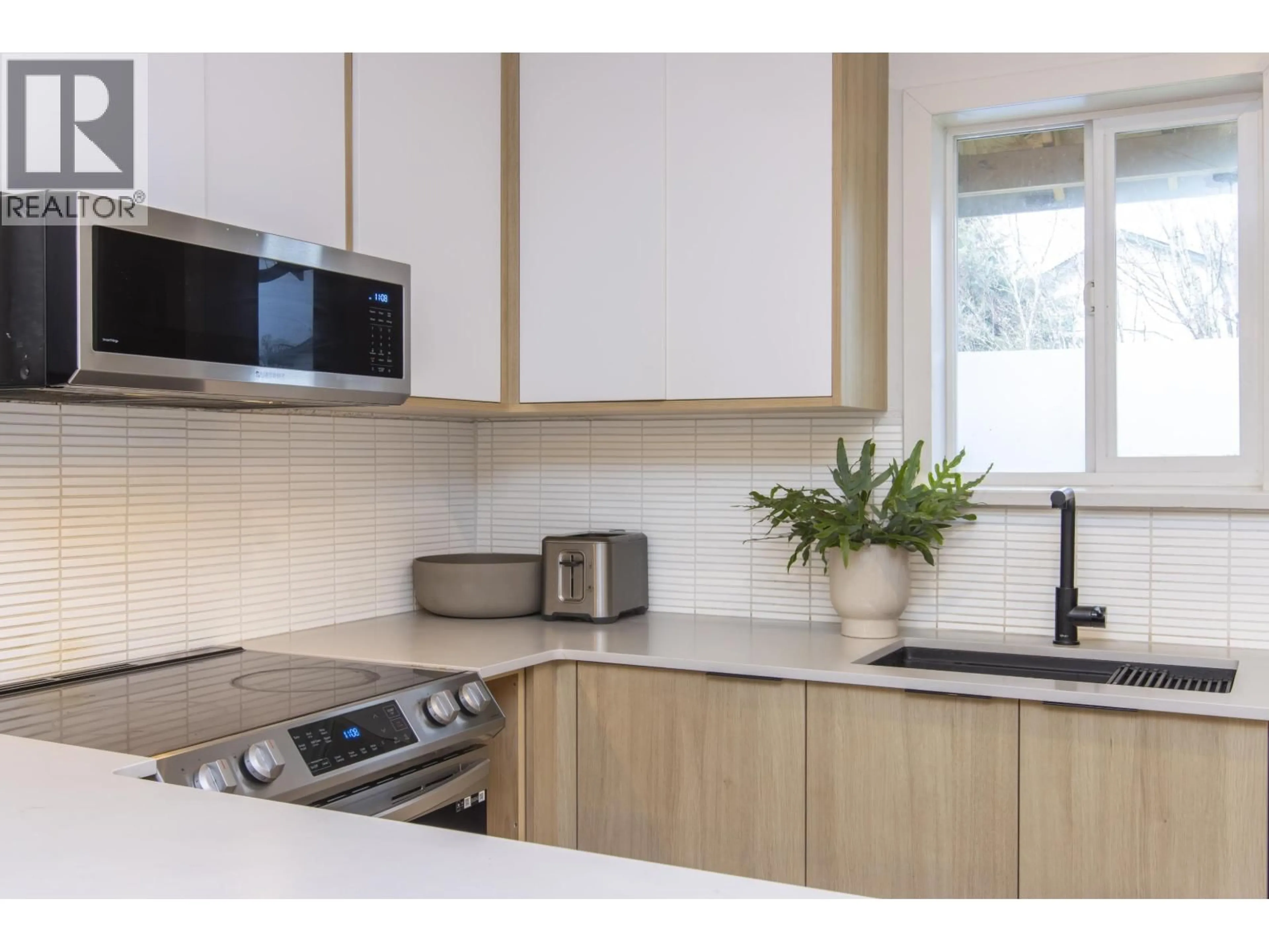 Standard kitchen, wood/laminate floor for 1029 BROTHERS PLACE, Squamish British Columbia V8B0B2