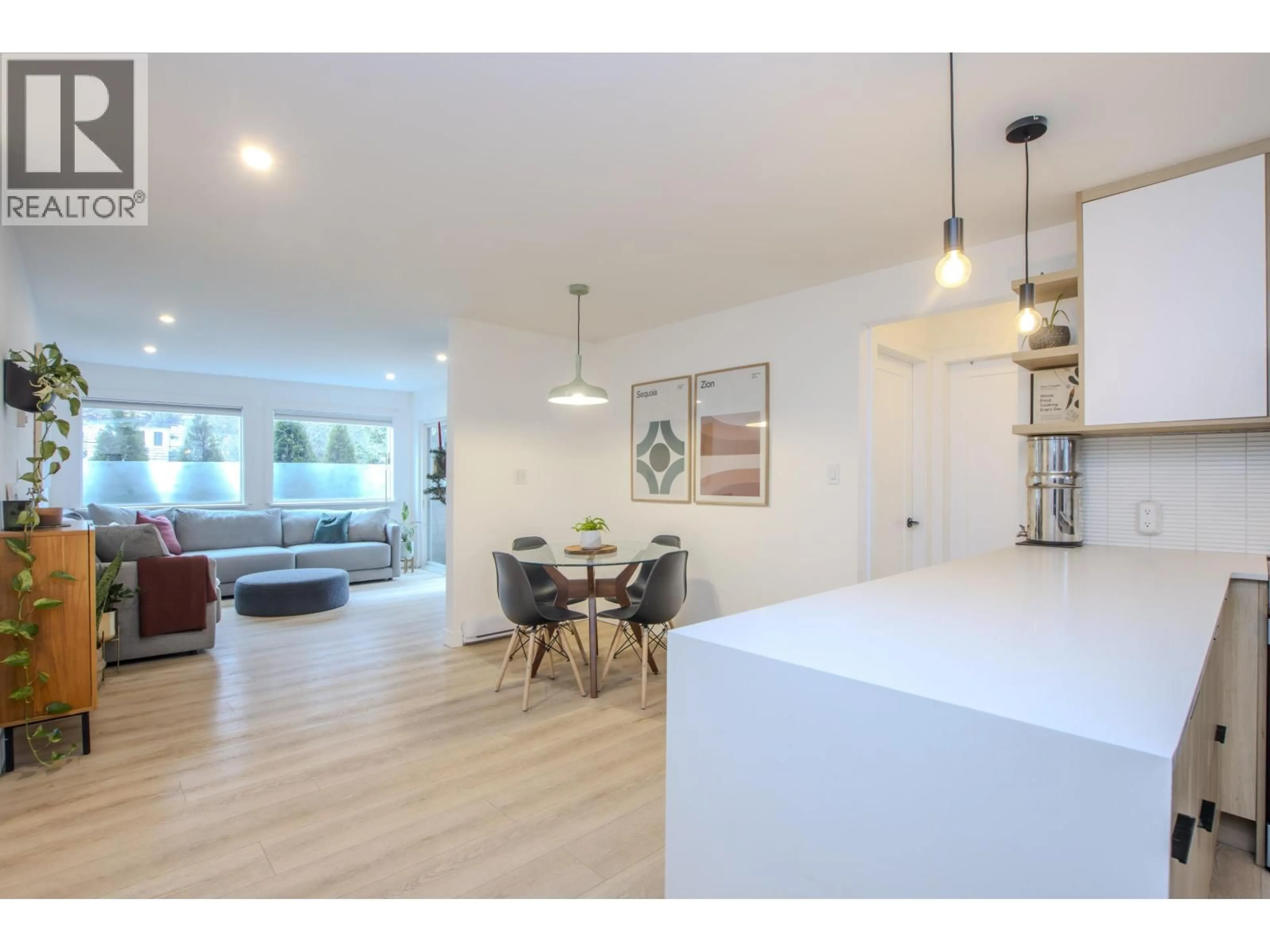 Open concept kitchen, wood/laminate floor for 1029 BROTHERS PLACE, Squamish British Columbia V8B0B2