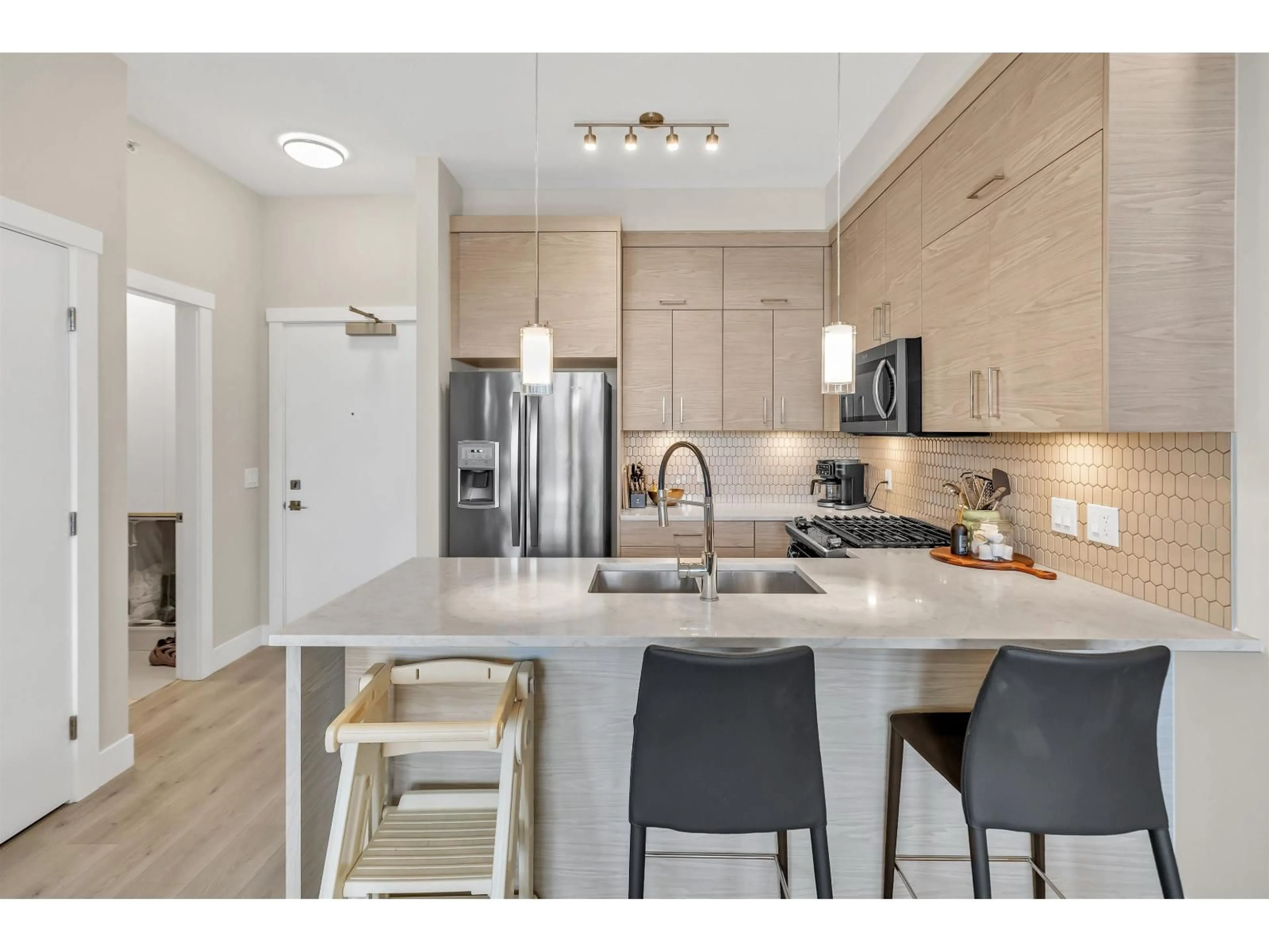 Open concept kitchen, unknown for 408 - 2120 GLADWIN ROAD, Abbotsford British Columbia V2S0L7