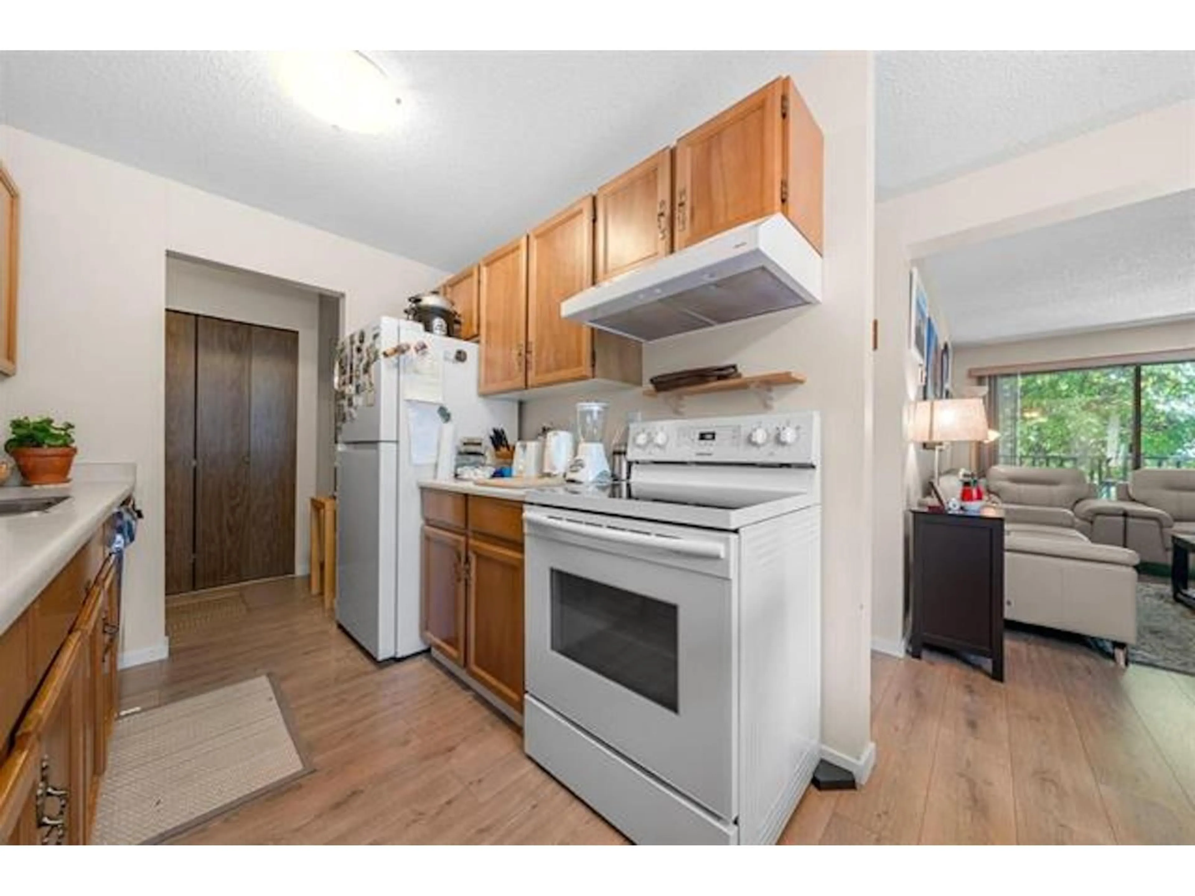 Standard kitchen, unknown for 113 - 9952 149 STREET, Surrey British Columbia V3R7W7