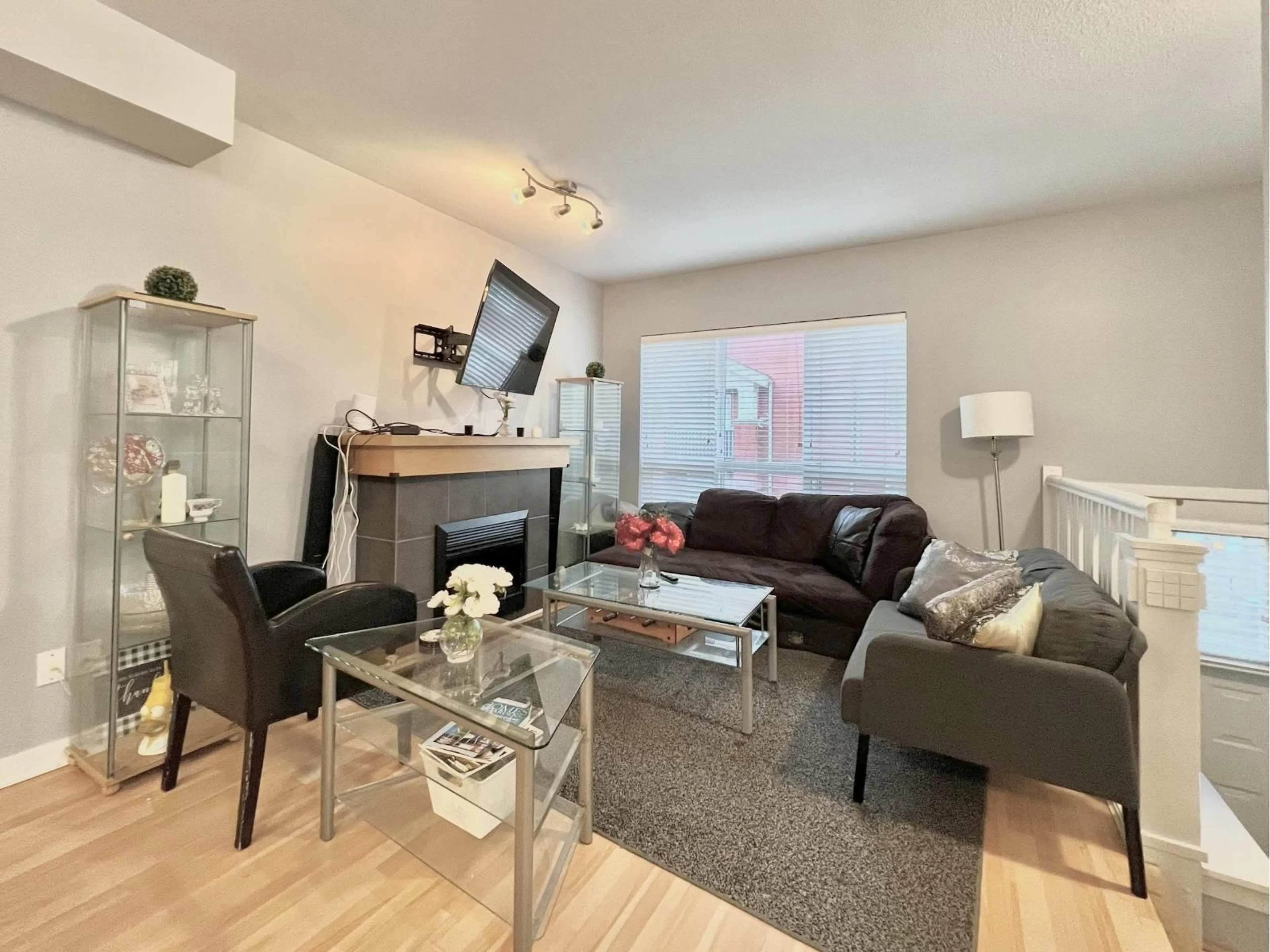 Living room with furniture, wood/laminate floor for 44 - 15168 36 AVENUE, Surrey British Columbia V3Z0Z6