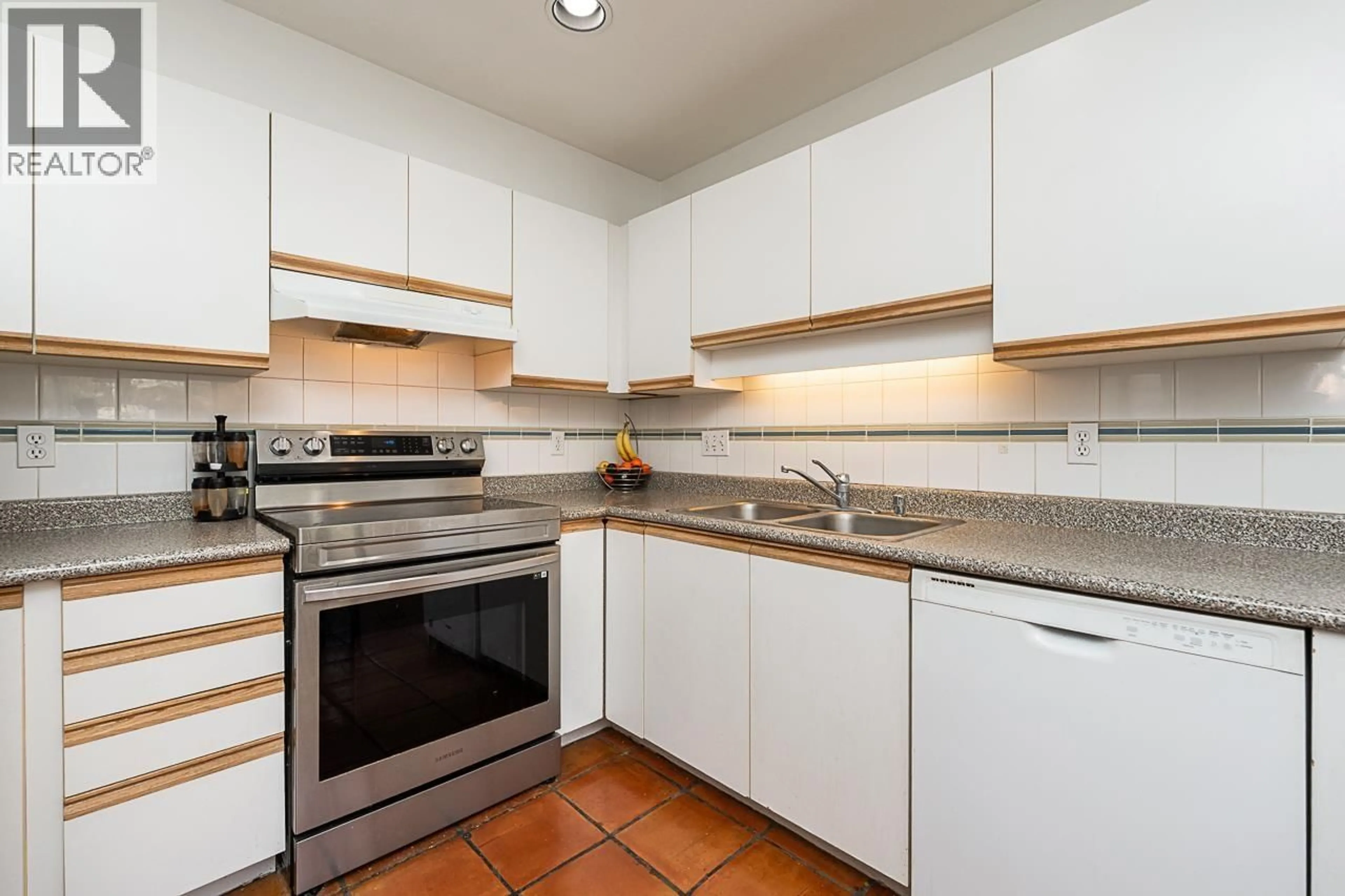 Standard kitchen, ceramic/tile floor for 10 - 901 17TH STREET, North Vancouver British Columbia V7P1V8