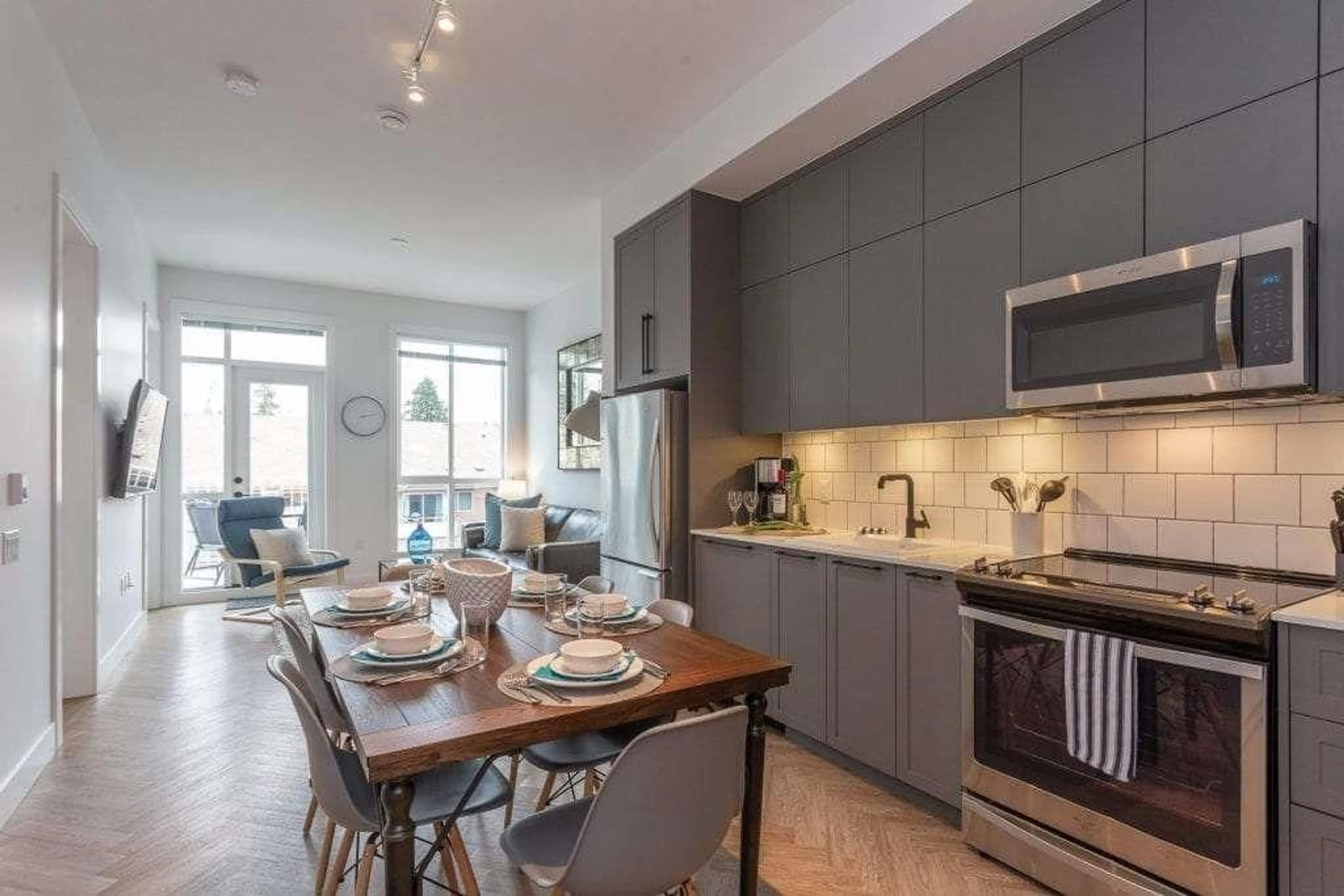 Open concept kitchen, ceramic/tile floor for 408 - 14968 101A AVENUE, Surrey British Columbia V3R0E8