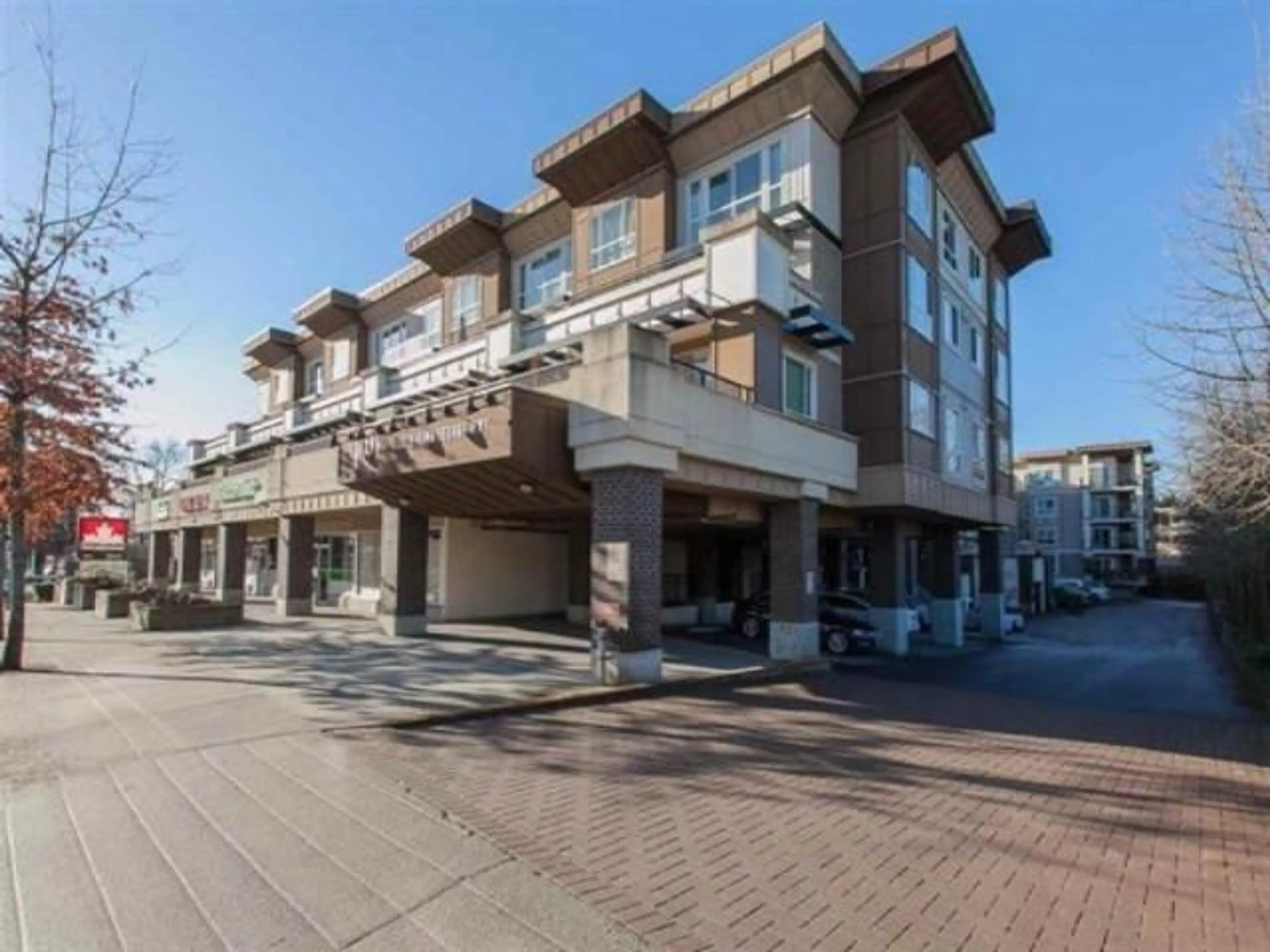 Patio, building for 419 - 9655 KING GEORGE BOULEVARD, Surrey British Columbia V3T0C7