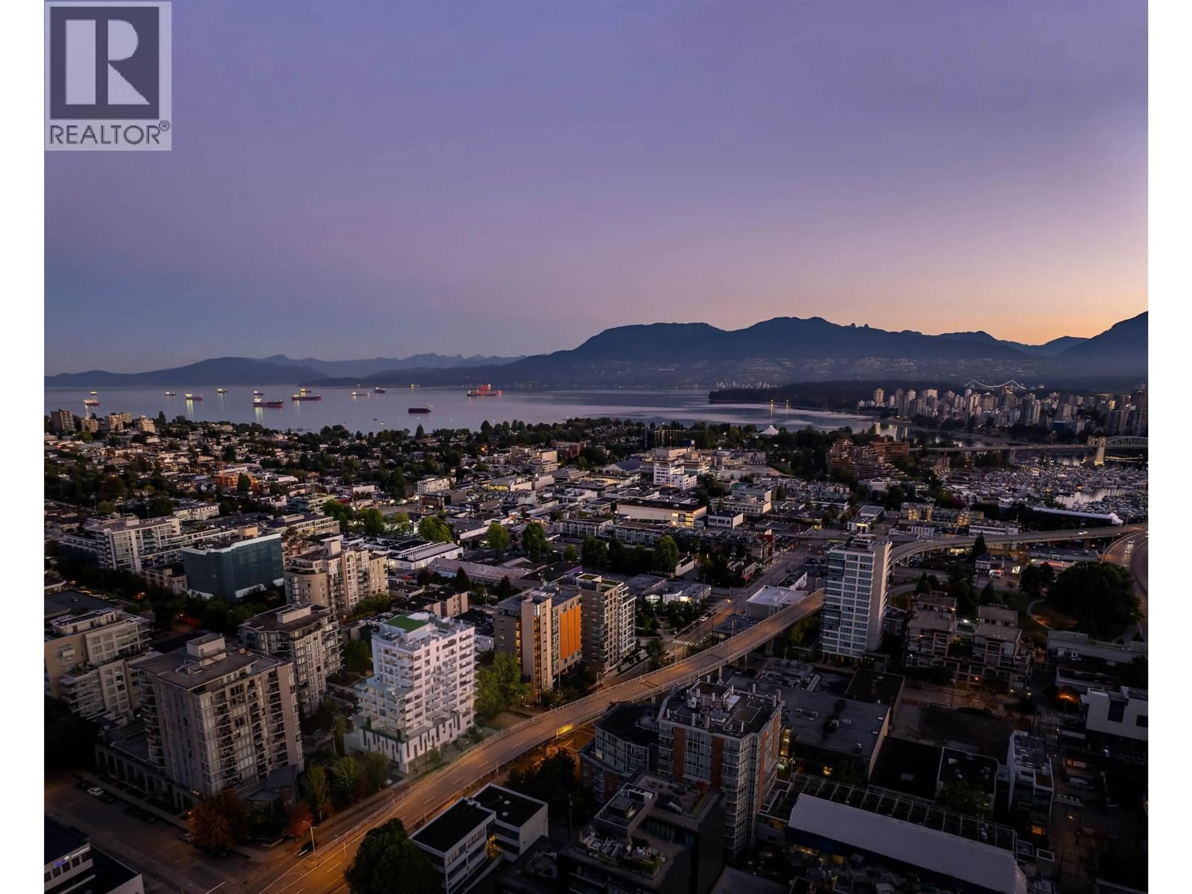 A pic from outside/outdoor area/front of a property/back of a property/a pic from drone, city buildings view from balcony for TH3 - 2323 FIR STREET, Vancouver British Columbia V6J1S5