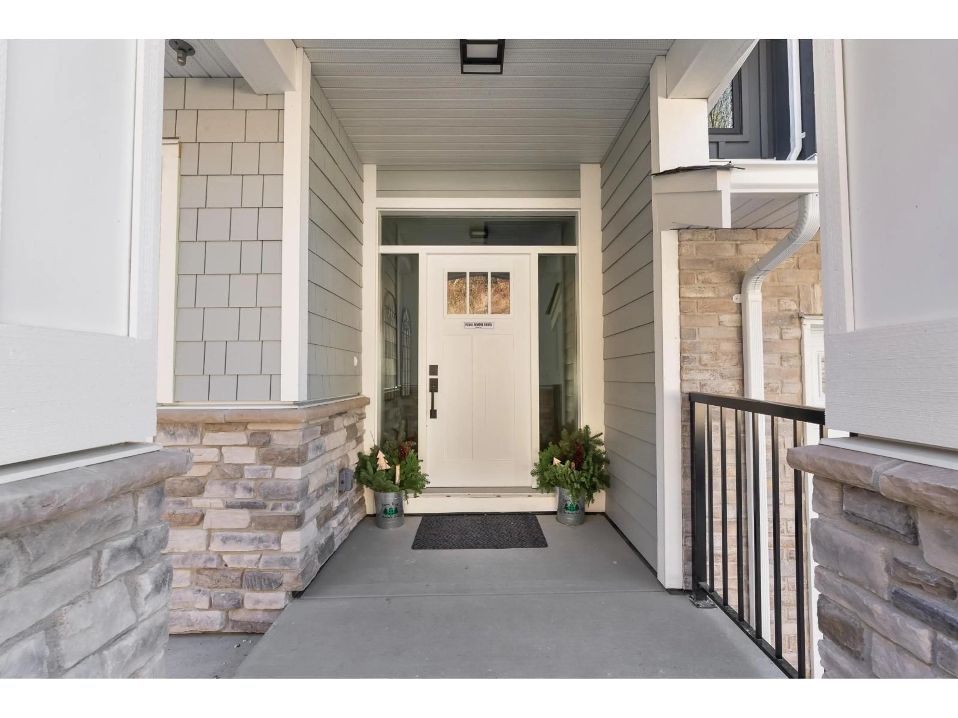 Indoor entryway for 2 - 35247 STRAITON ROAD, Abbotsford British Columbia V2S7Z1